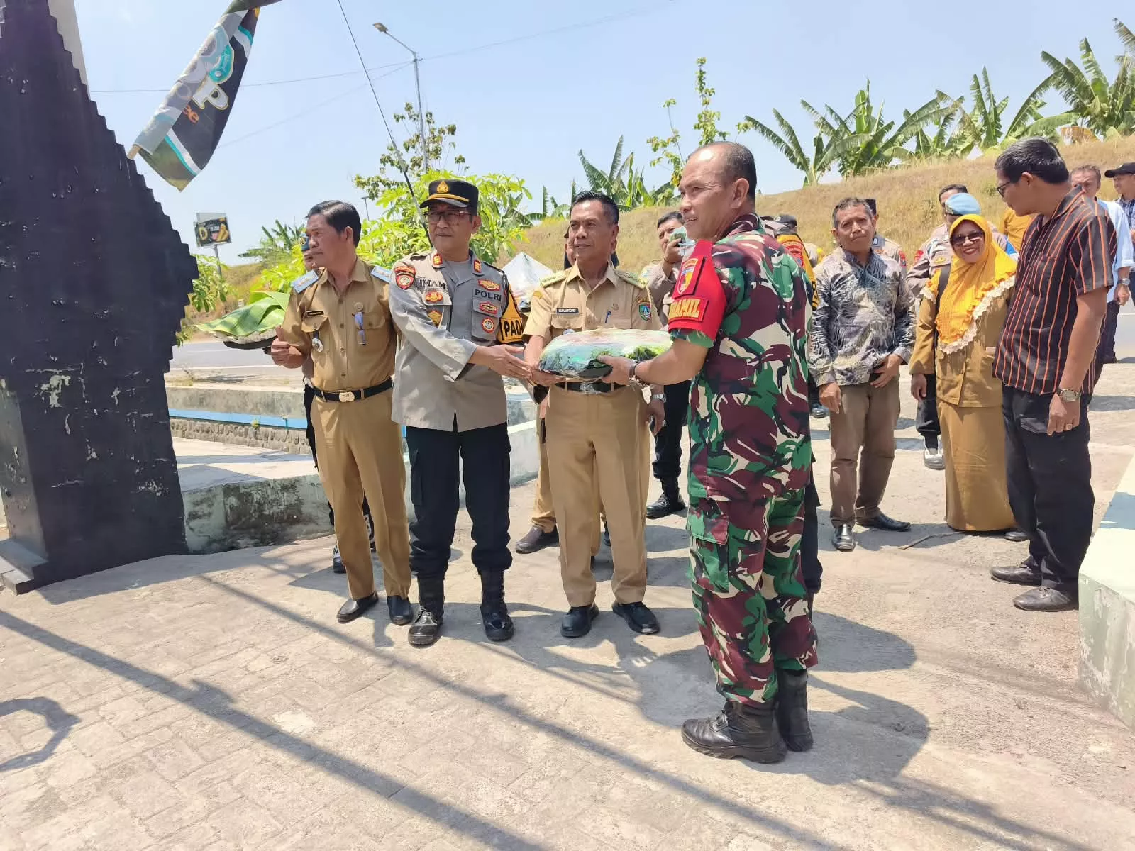 Peringati HUT TNI ke-81, Koramil Kudu Terima Tumpeng dari Polsek