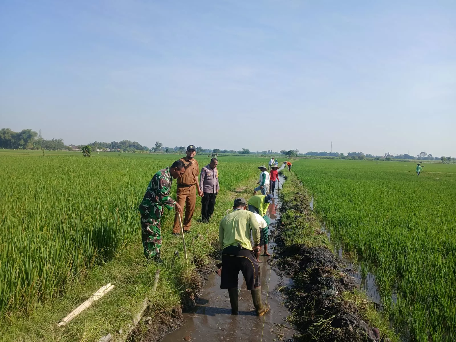 Babinsa dan Warga Genukwatu Gotong-Royong Perbaiki Irigasi Persawahan