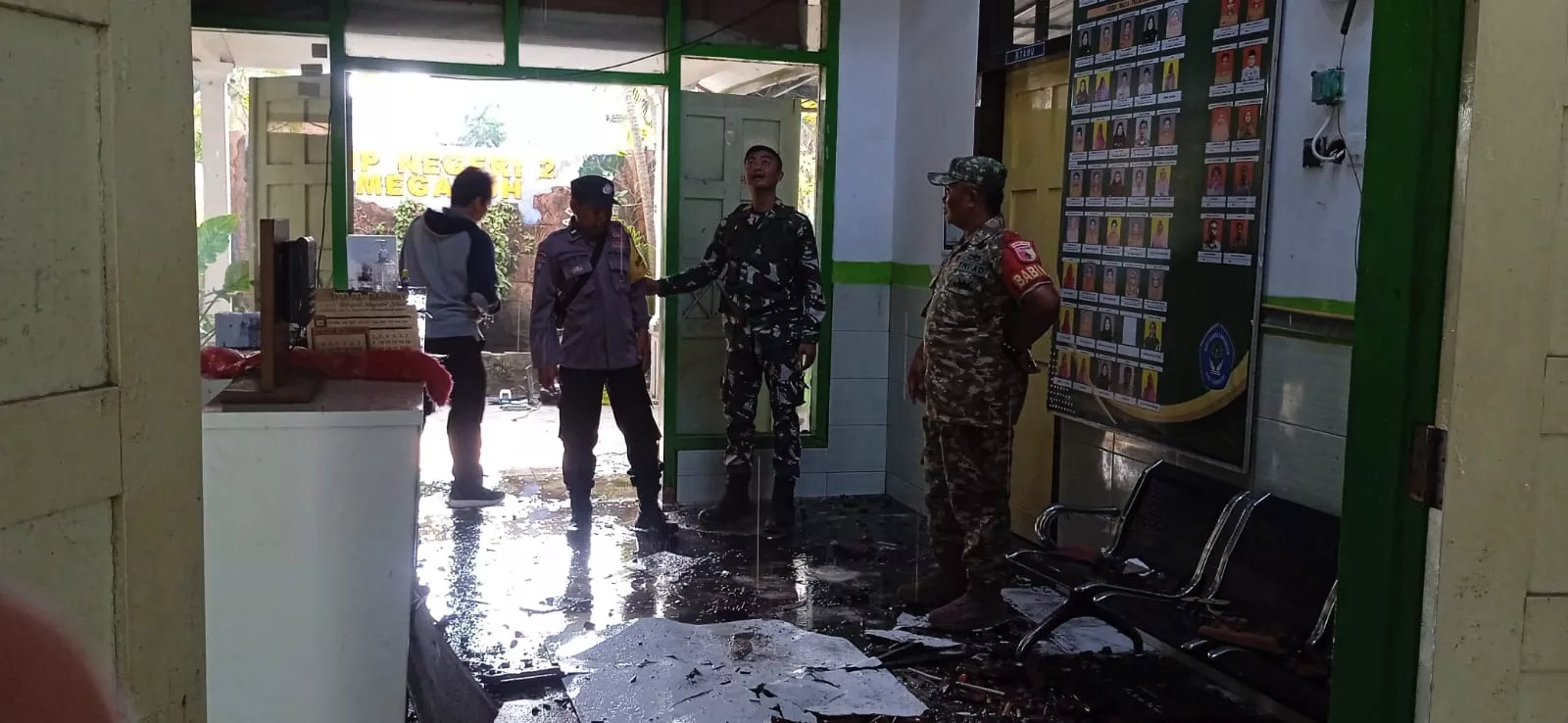 Babinsa Koramil Megaluh Sigap Datangi Lokasi Kebakaran SMPN 2 Megaluh