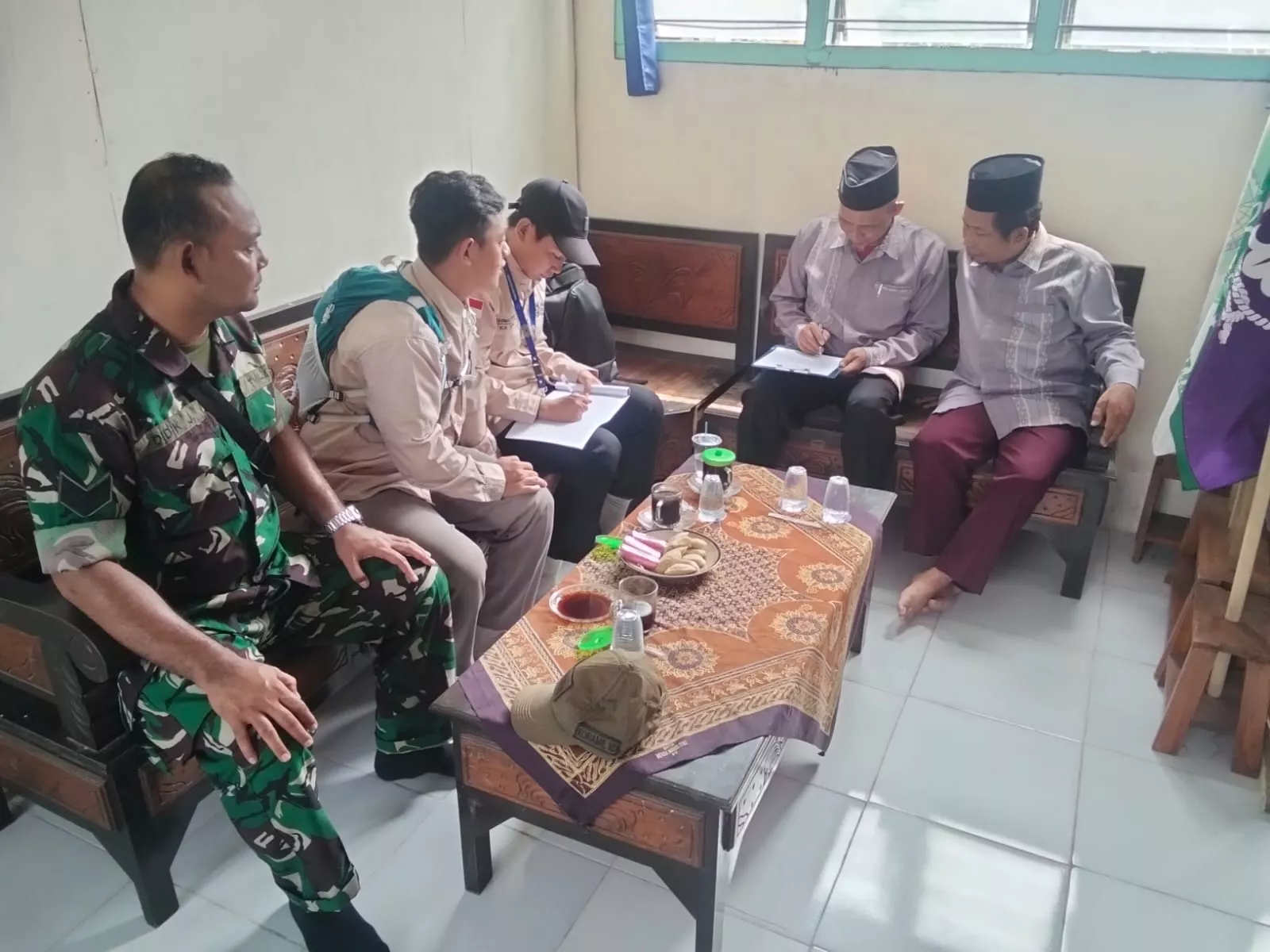 Babinsa Serka Didik Jalin Sinergitas dengan Warga Mayangan