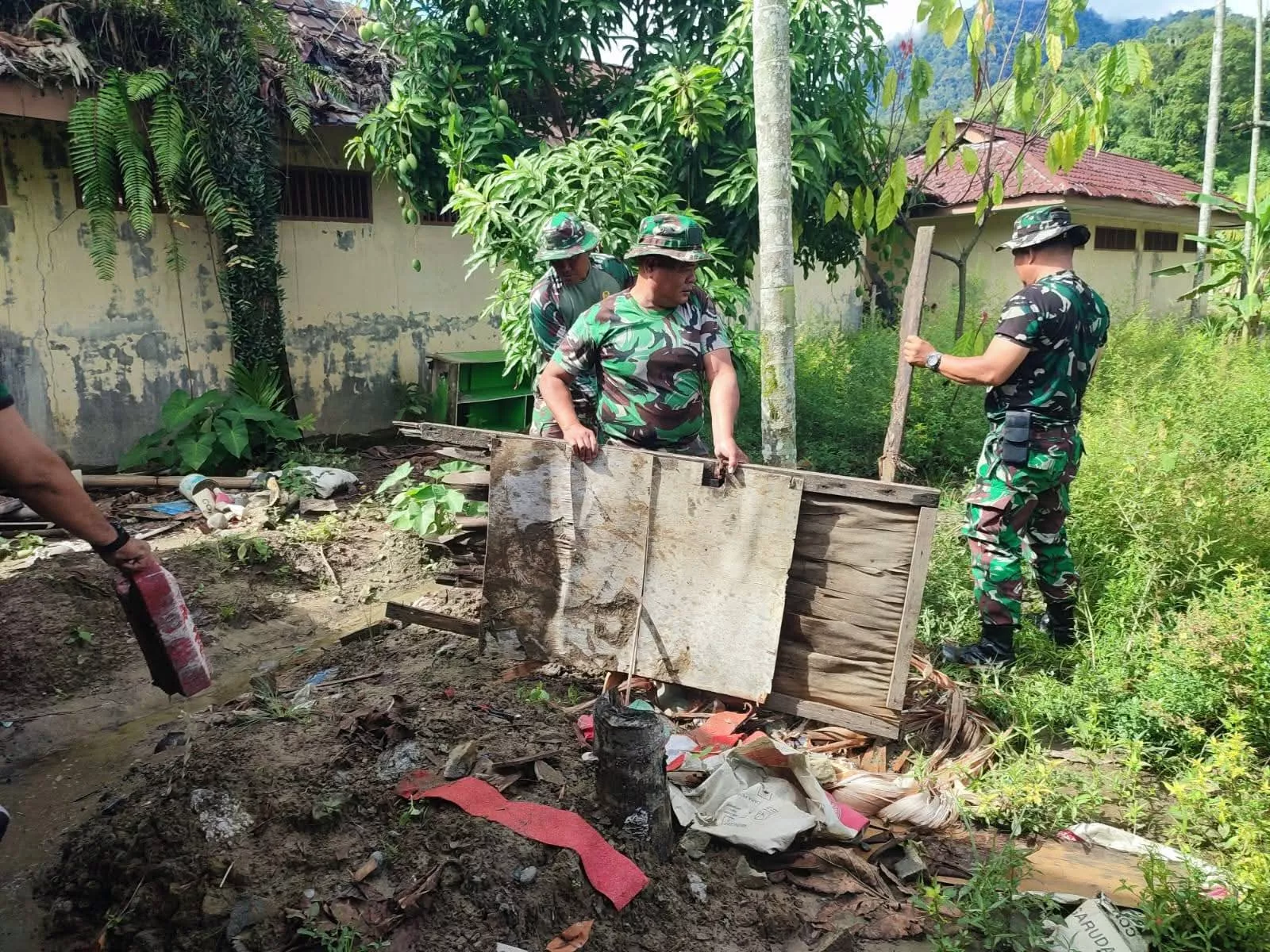 Babinsa Ajak Warga Jaga Kebersihan Lingkungan
