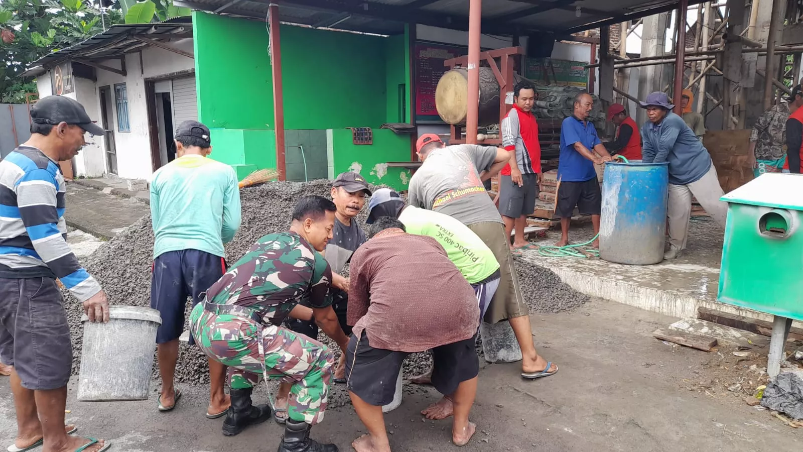 Babinsa Ploso Rehab Mushola di Desa Pagertanjung