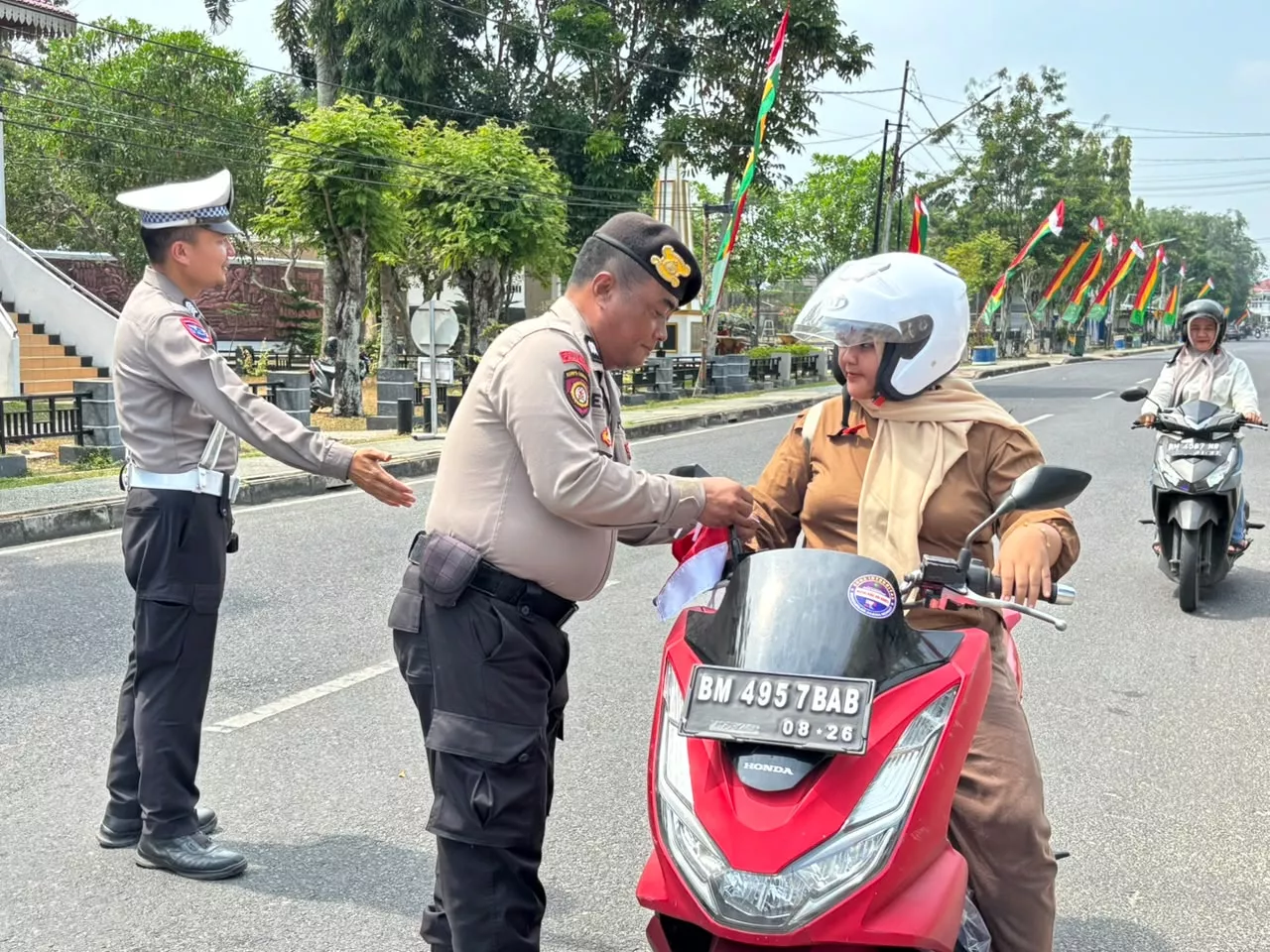 Polres Inhu Bagikan 35 Bendera Merah Putih Sambut HUT RI ke-81 di Rengat