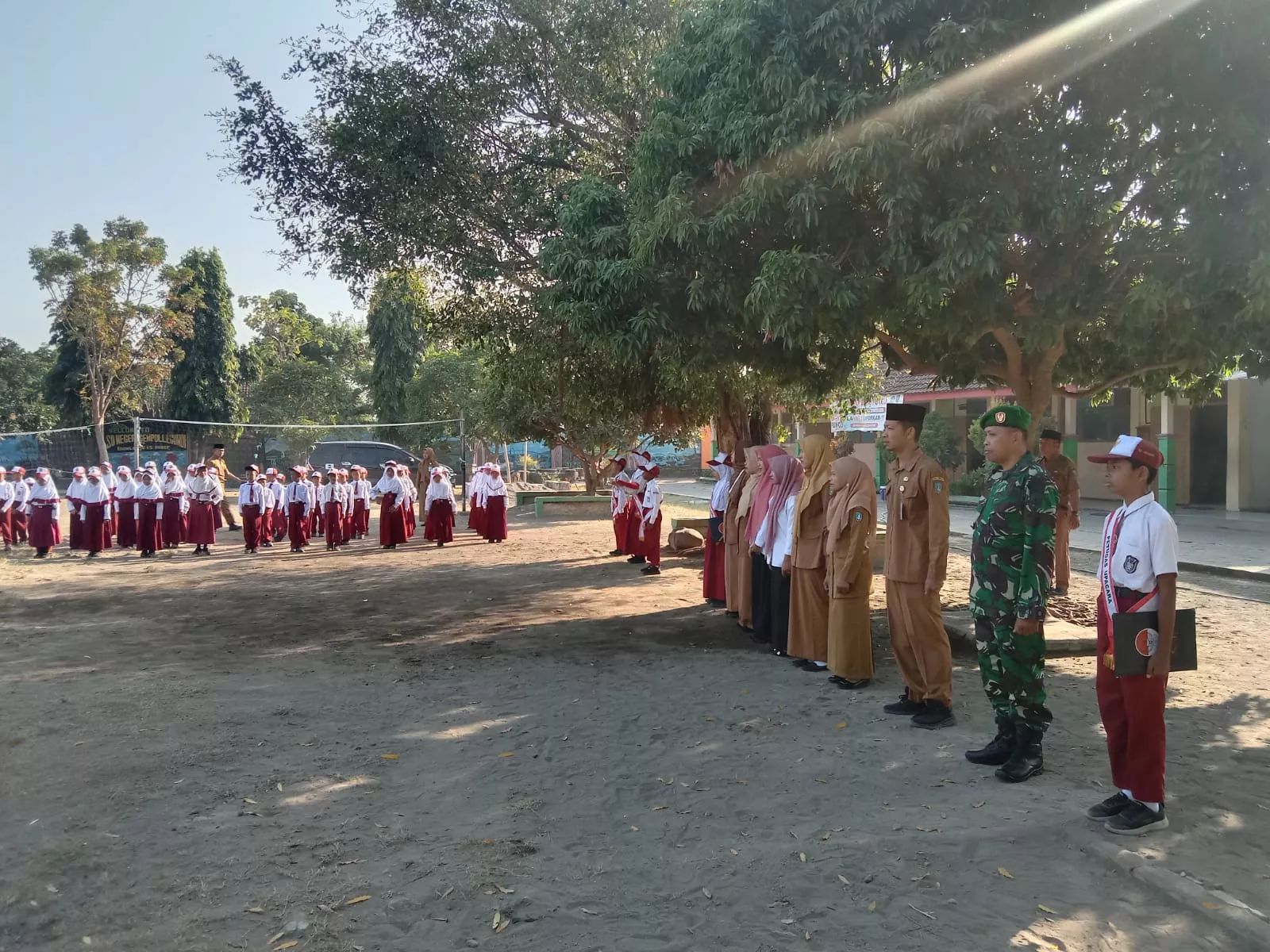 Babinsa Koramil Gudo Jadi Irup Upacara di SDN Gempolegundi Jombang