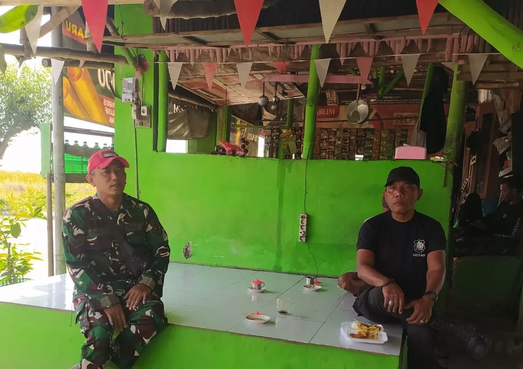 Babinsa Koramil Diwek Komsos dengan Warga Desa Bandung