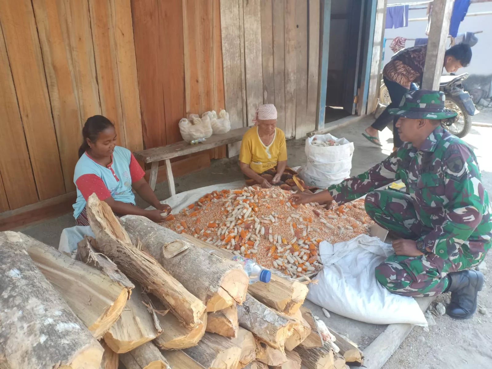 Satgas TMMD ke-130 Kodim Jombang Lakukan Komsos dengan Petani Jagung di Desa Klitih