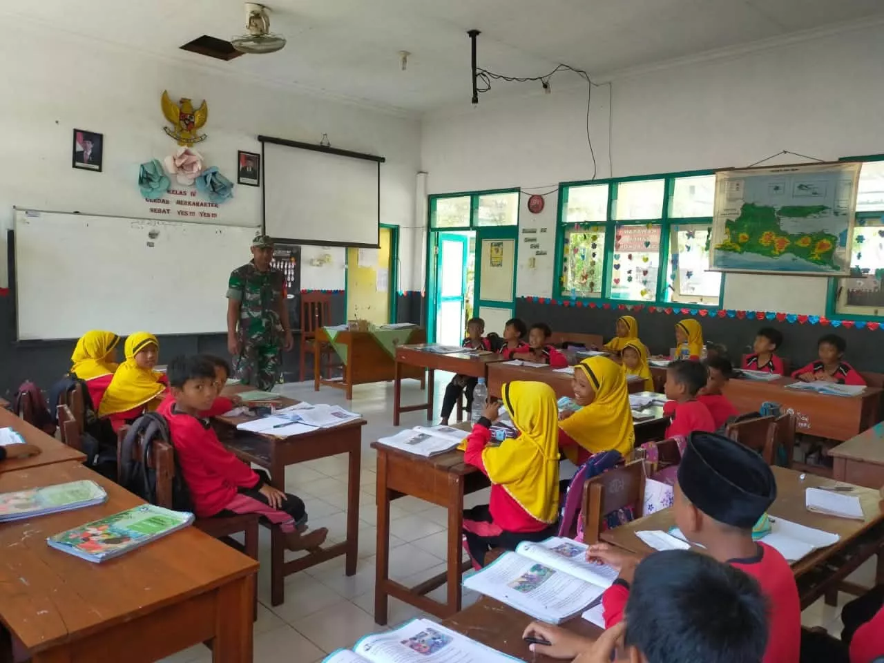 Babinsa Sumobito Motivasi Siswa SDN Kedungpapar