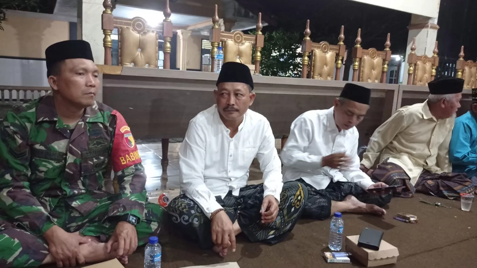 Sertu Samsul Komsos dengan Warga Jogoroto