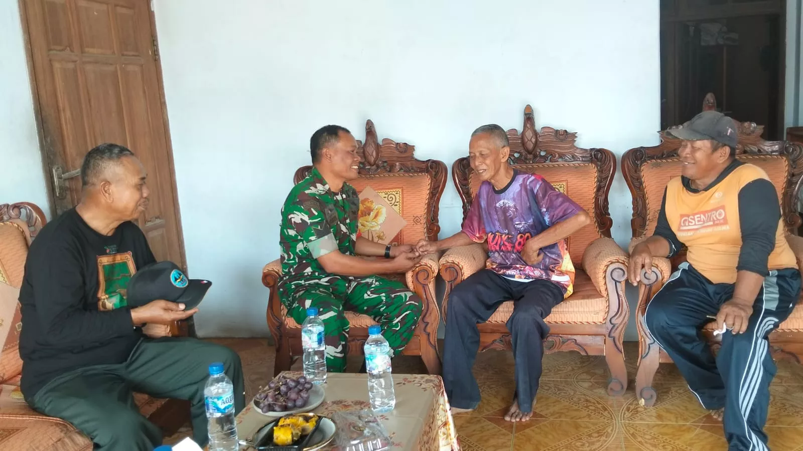 Babinsa Mojoagung Anjangsana ke Rumah Purnawirawan TNI di Desa Tejo