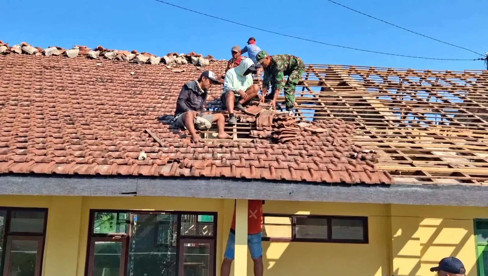Babinsa Koramil Gudo Bantu Renovasi Atap SDN 1 Pesanggrahan Jombang