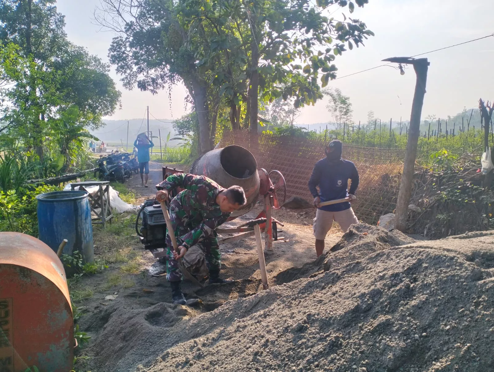 Babinsa Koramil Kudu Ajak Warga Kedongbogo Kerja Bakti