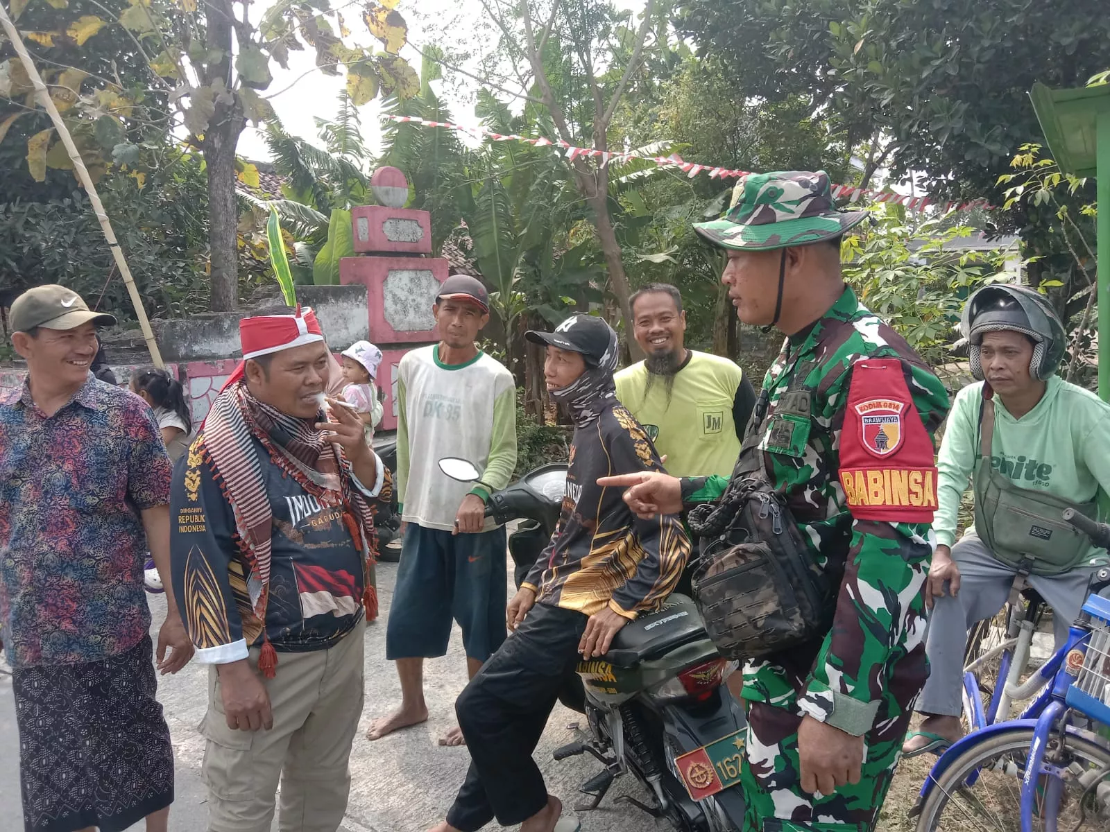Babinsa Koramil Gudo Sambangi Warga Desa Gempolegundi