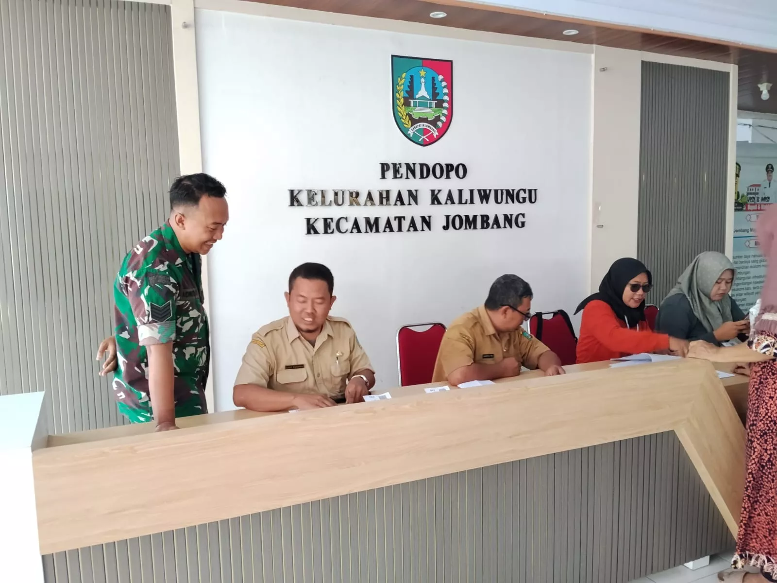 Babinsa Koramil Jombang Perkuat Komsos di Kelurahan Kaliwungu
