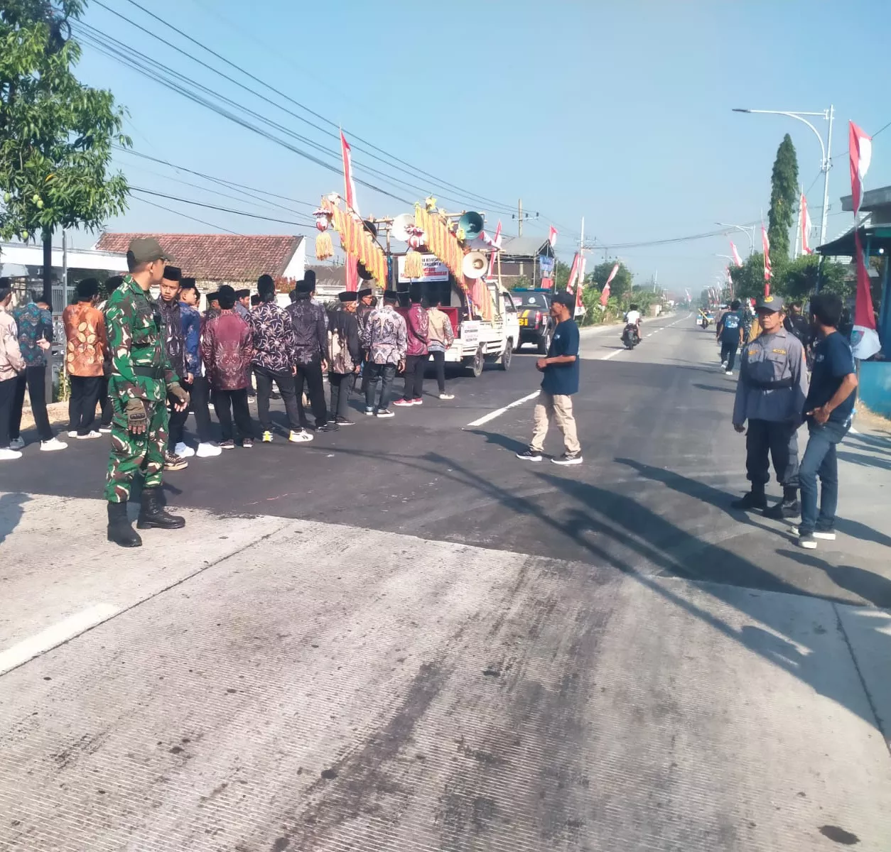 Babinsa Kabuh Kawal Jalan Sehat dan Karnaval Warga