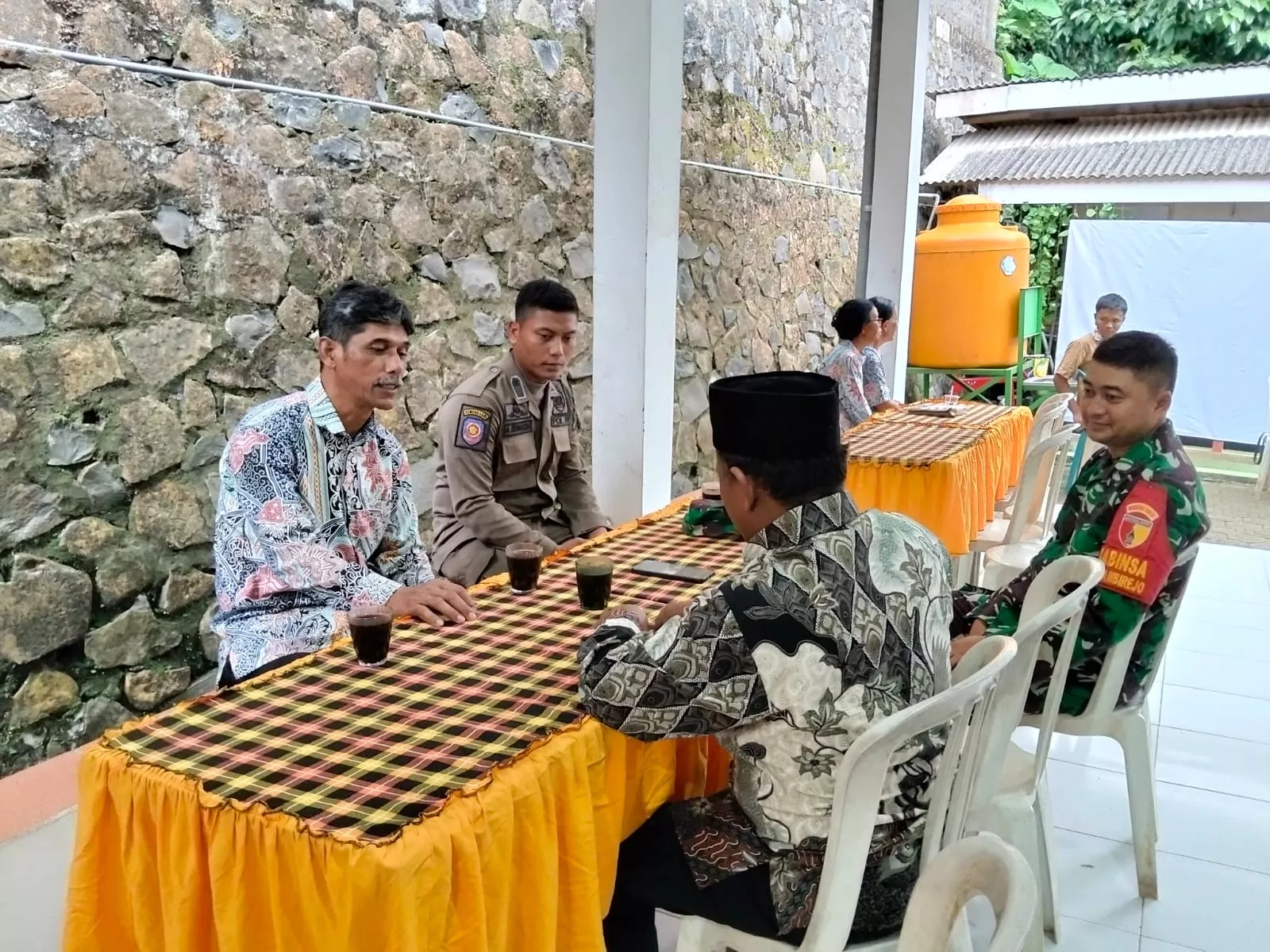 Babinsa Wonosalam Komsos dengan Tokoh Masyarakat Sambirejo