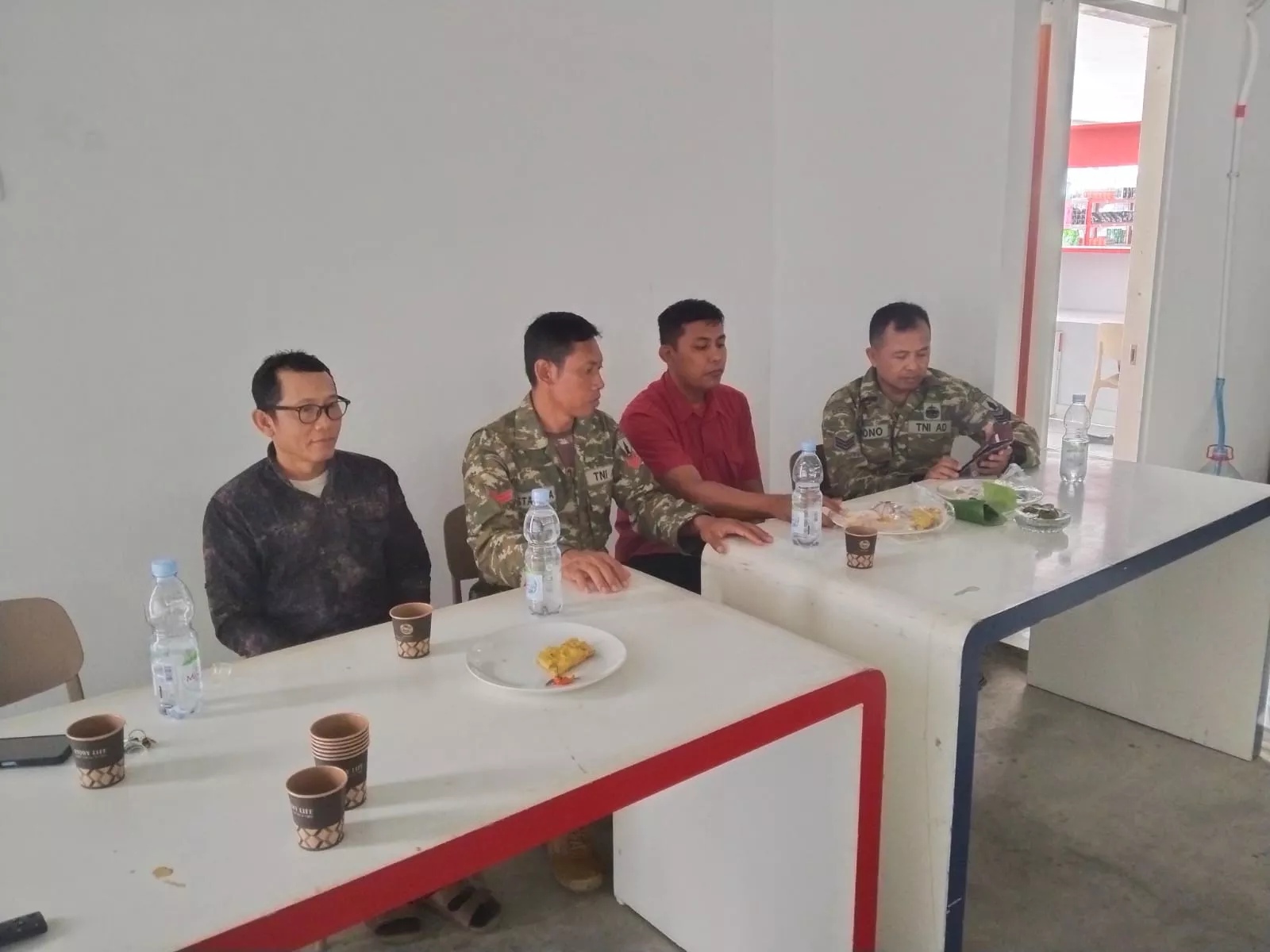 Babinsa Koramil Peterongan Jalin Komsos dengan Tokoh Masyarakat Dukuhklopo
