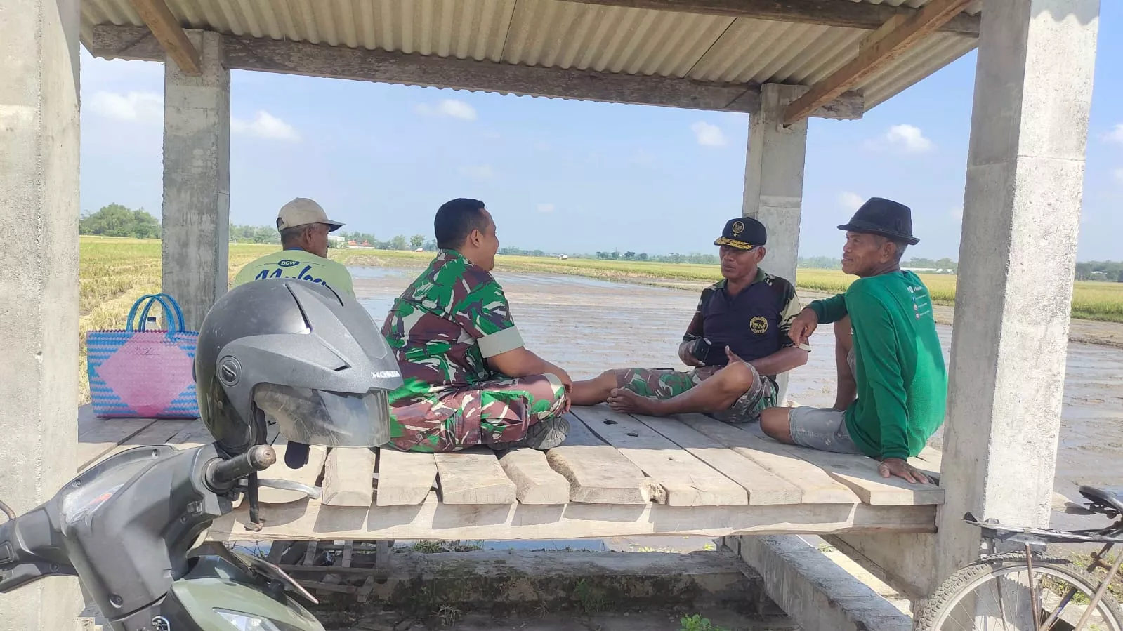 Babinsa Koramil Perak Sambangi Petani Sukorejo Jombang