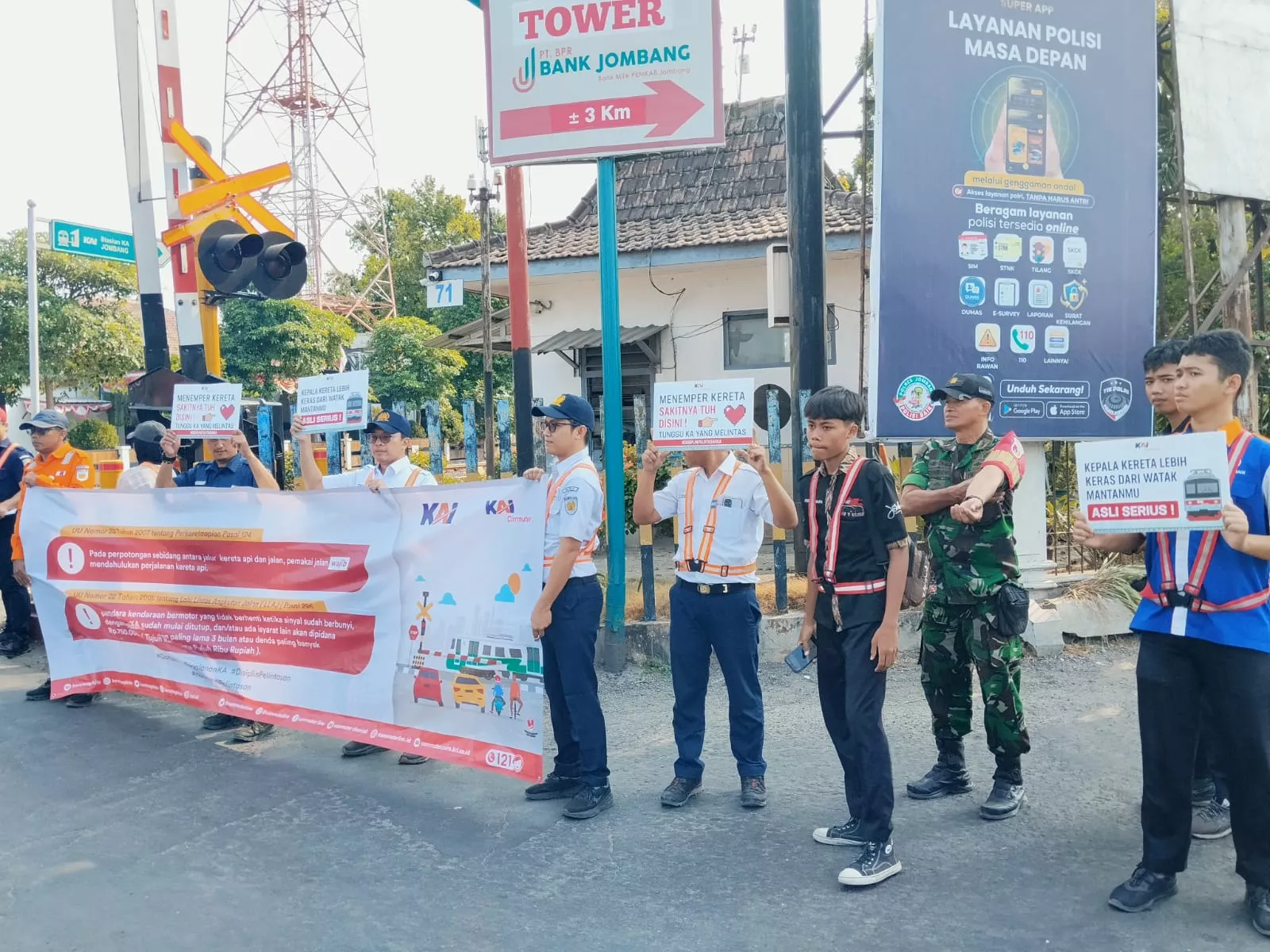 Danramil Jombang Dampingi KAI Sosialisasi Keselamatan Commuter Line