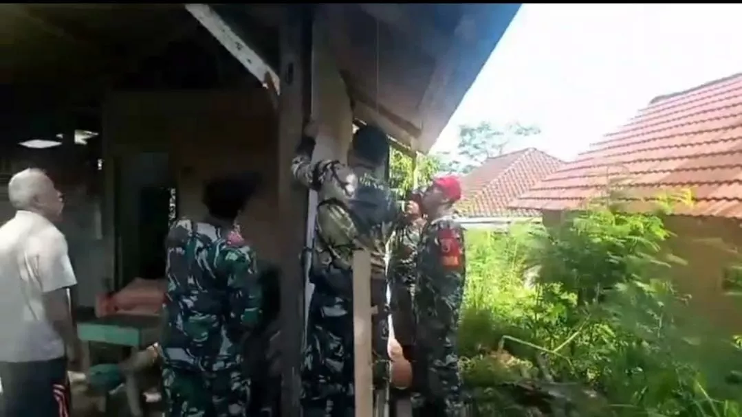 Babinsa Wonosalam Bantu Renovasi Rumah Warga Kurang Mampu