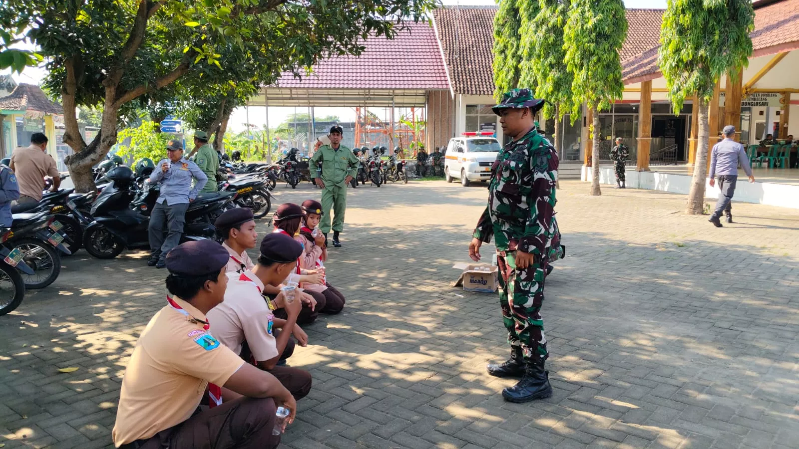 Babinsa Tembelang Latih Kedisiplinan Pelajar Baru MAN 9 Jombang