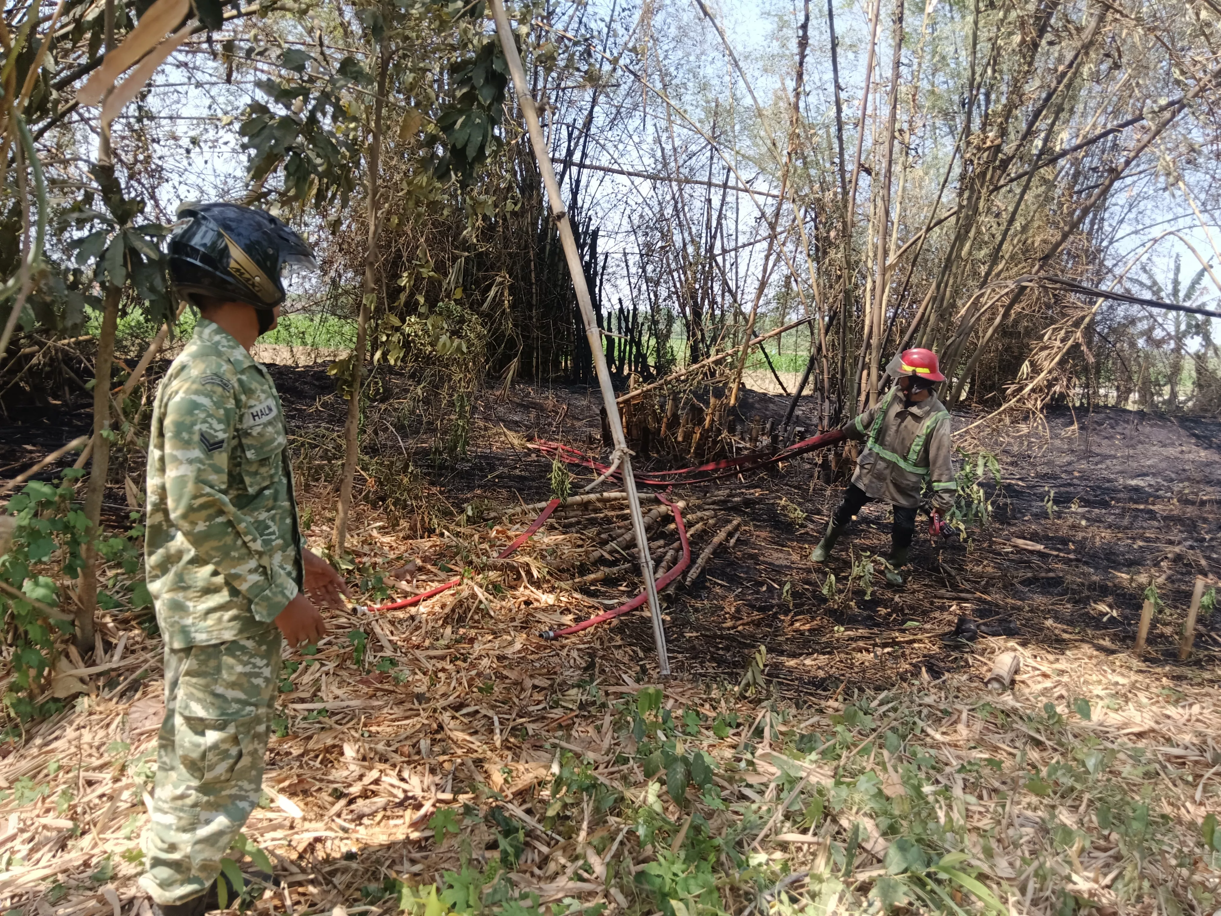 Sertu Halim Bantu Padamkan Api Rumbun Bambu di Desa Tanggalrejo