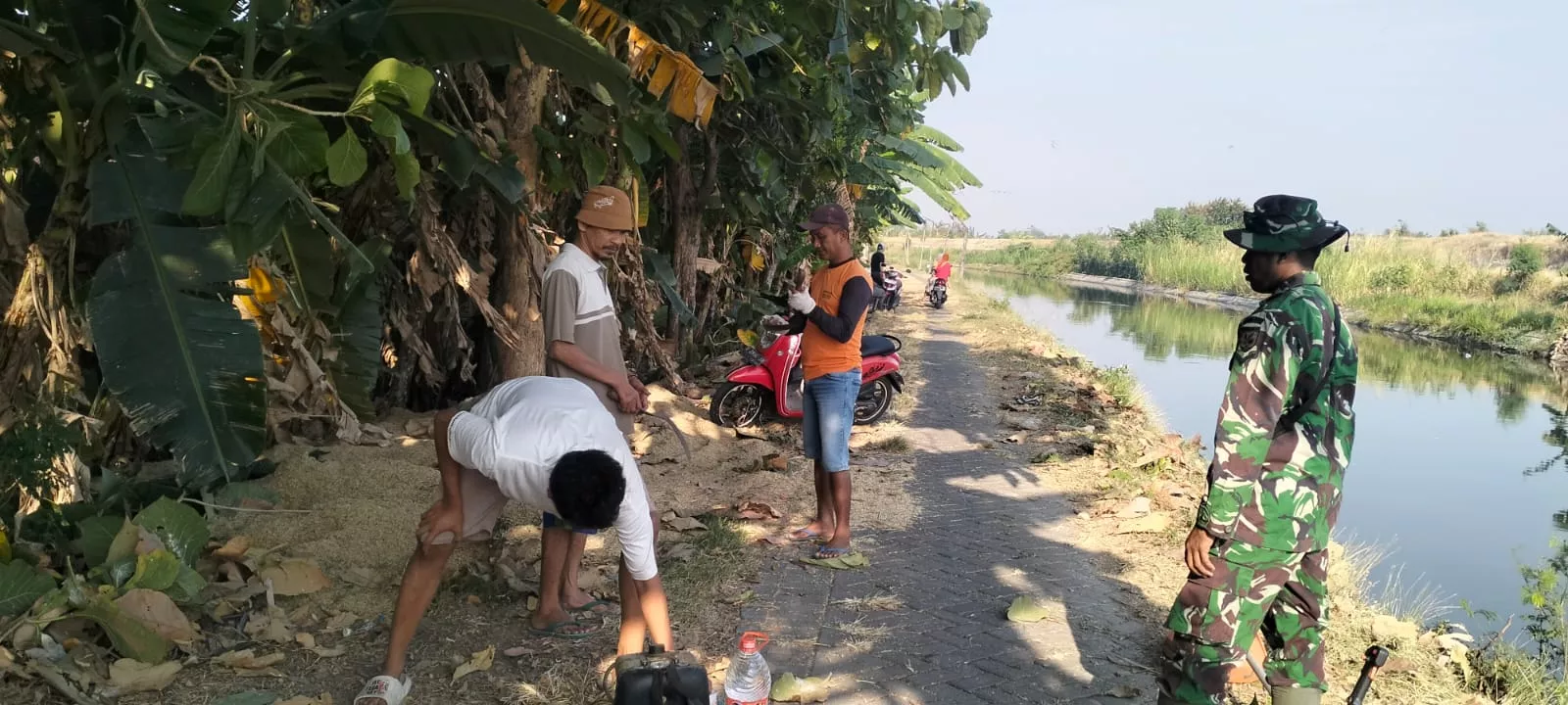 Babinsa Koramil Kudu Lakukan Komsos dengan Warga Desa Bendungan