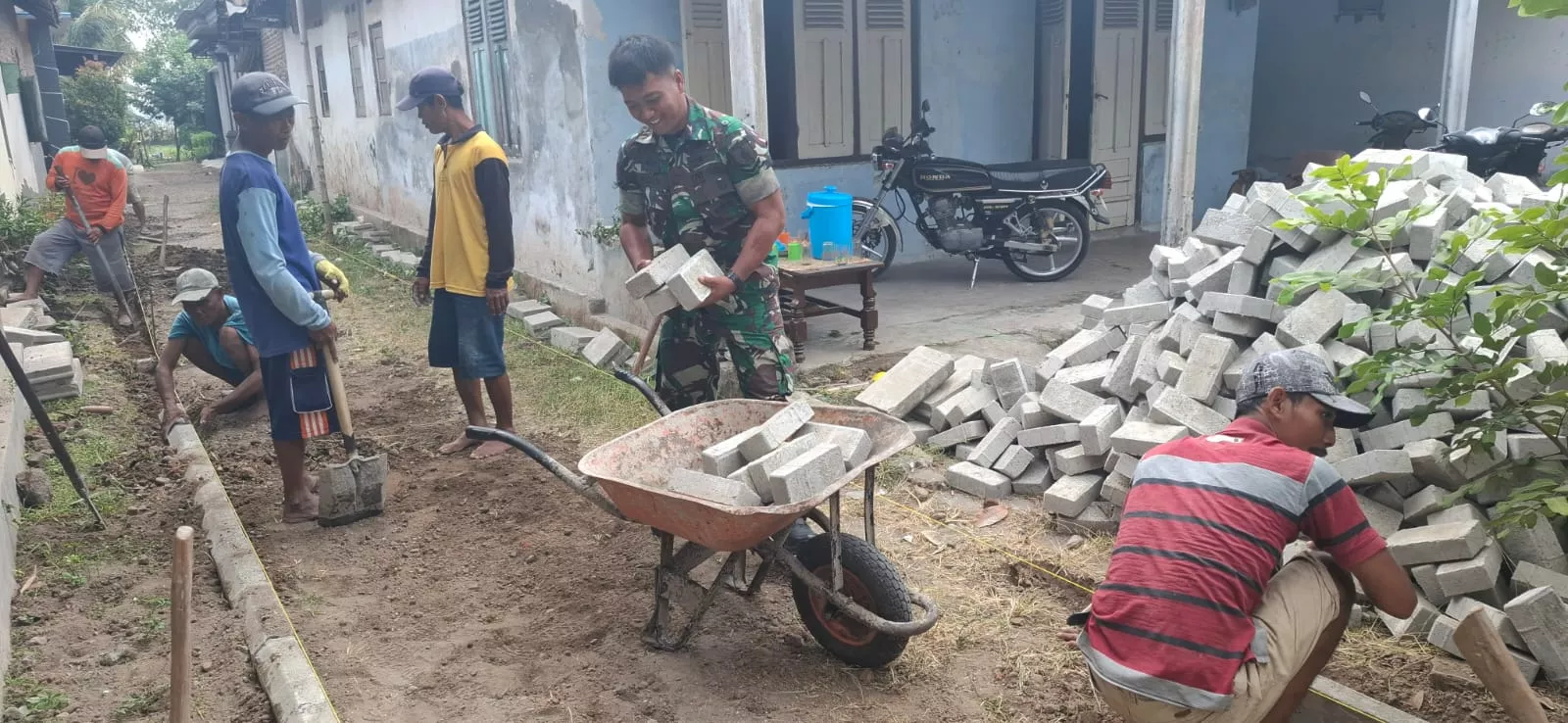 Koramil Tembelang Karya Bakti Bangun Pavingisasi