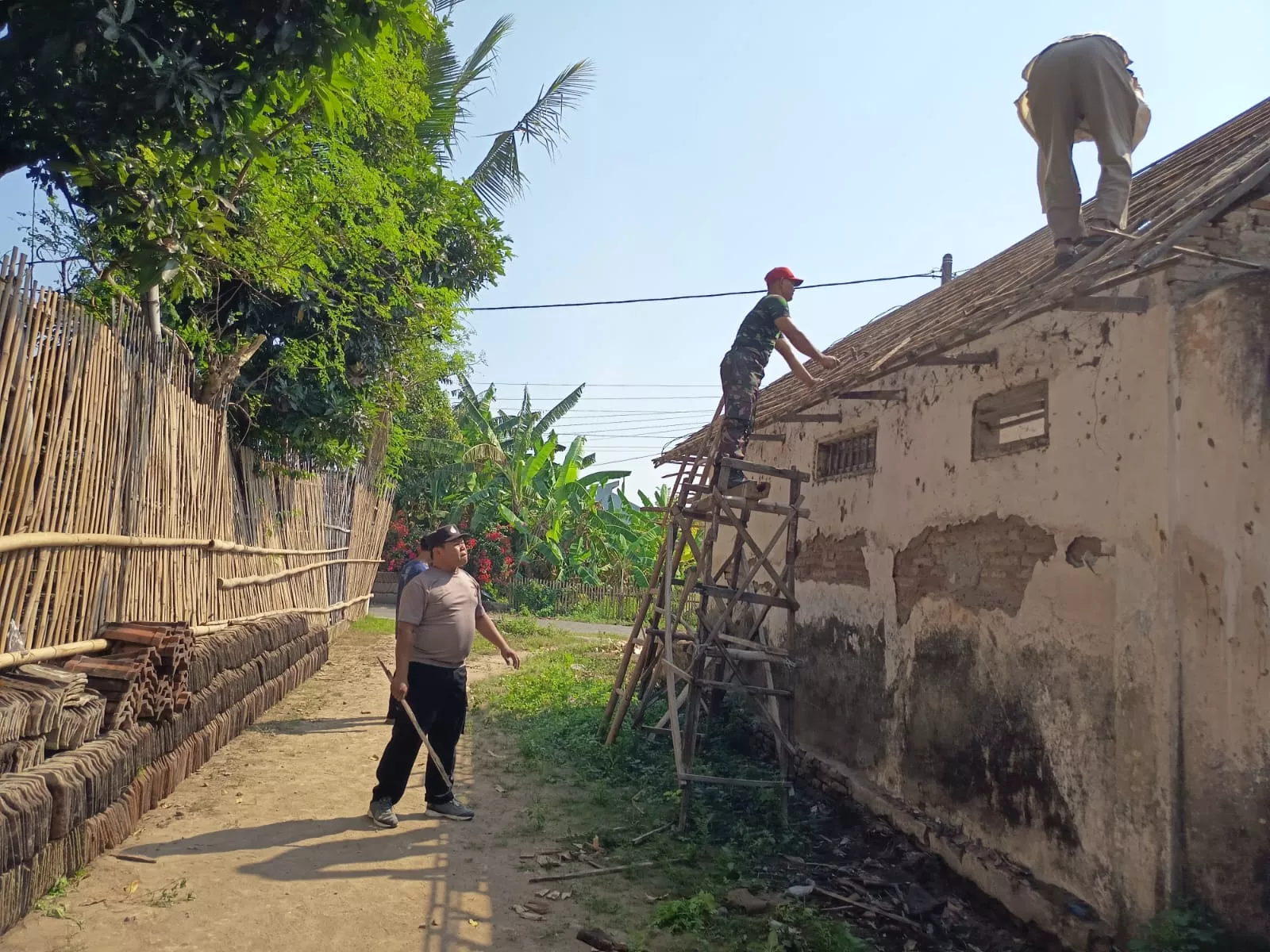 Babinsa Koramil Jogoroto Bantu Perbaiki Rumah Warga di Mayangan