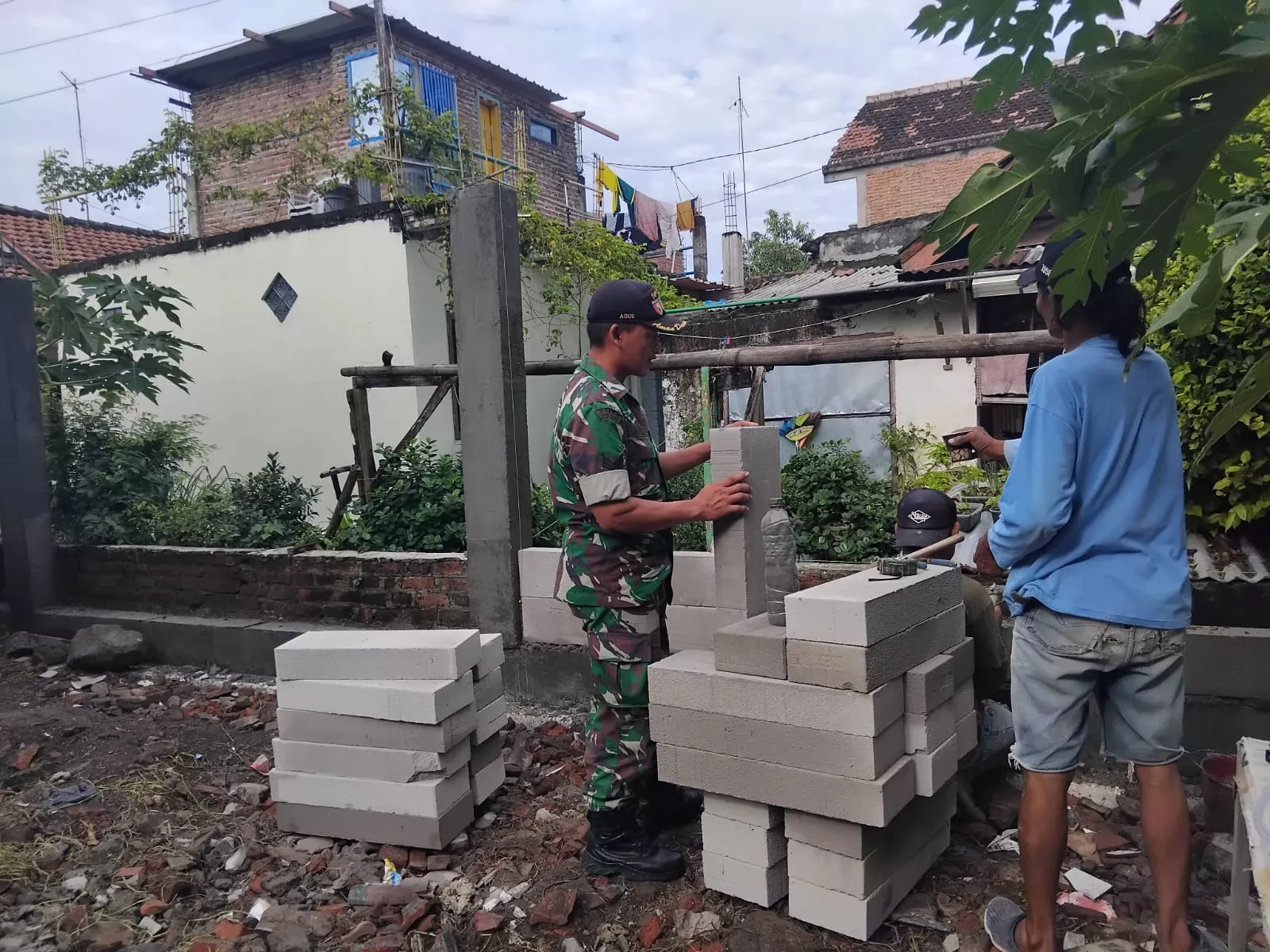 Babinsa Koramil Ploso Bantu Warga Bawangan Buat Pembatas Lahan