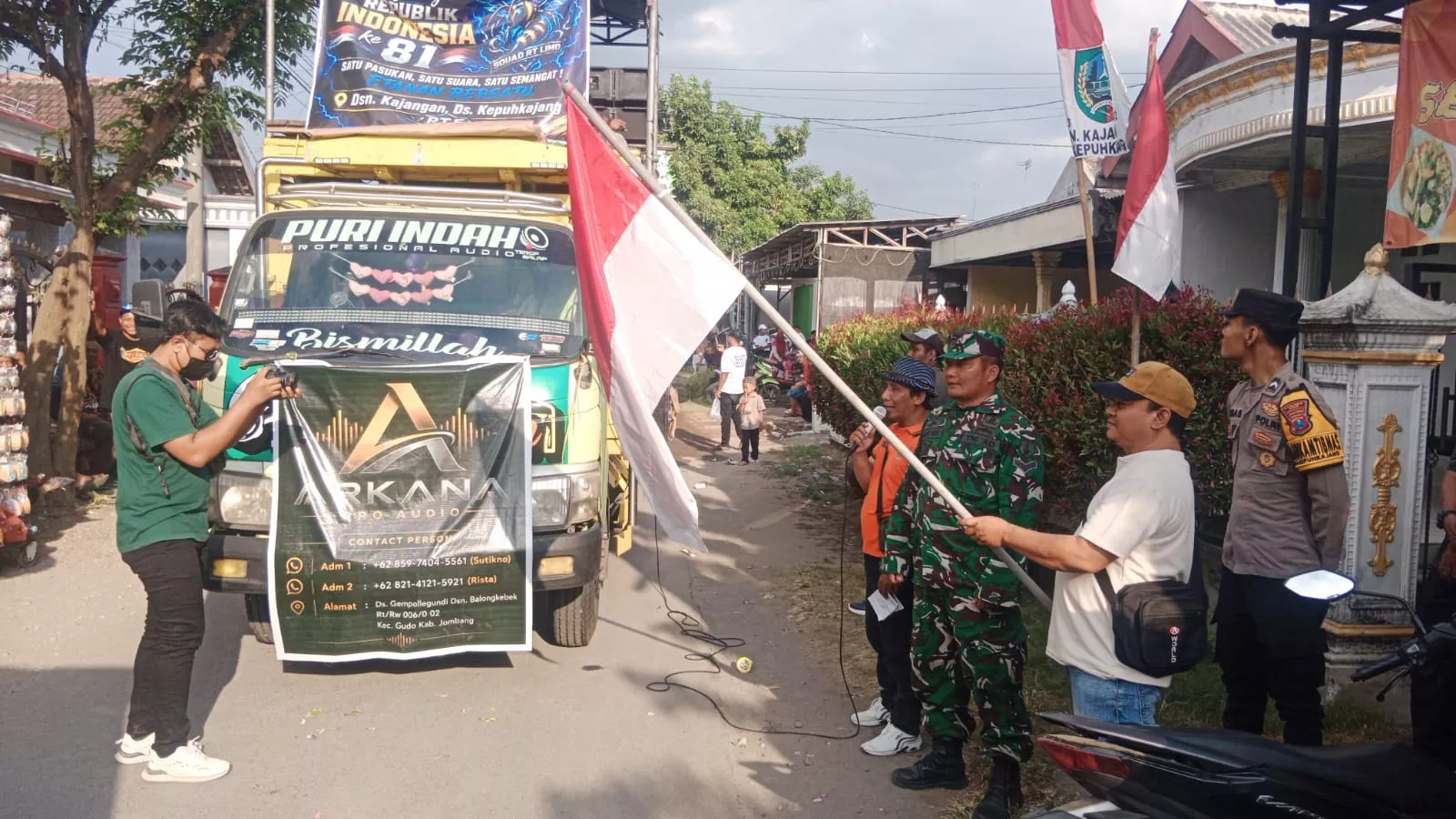 Babinsa Koramil Perak Amankan Pawai Budaya HUT RI ke-81 di Desa Kepuhkajang