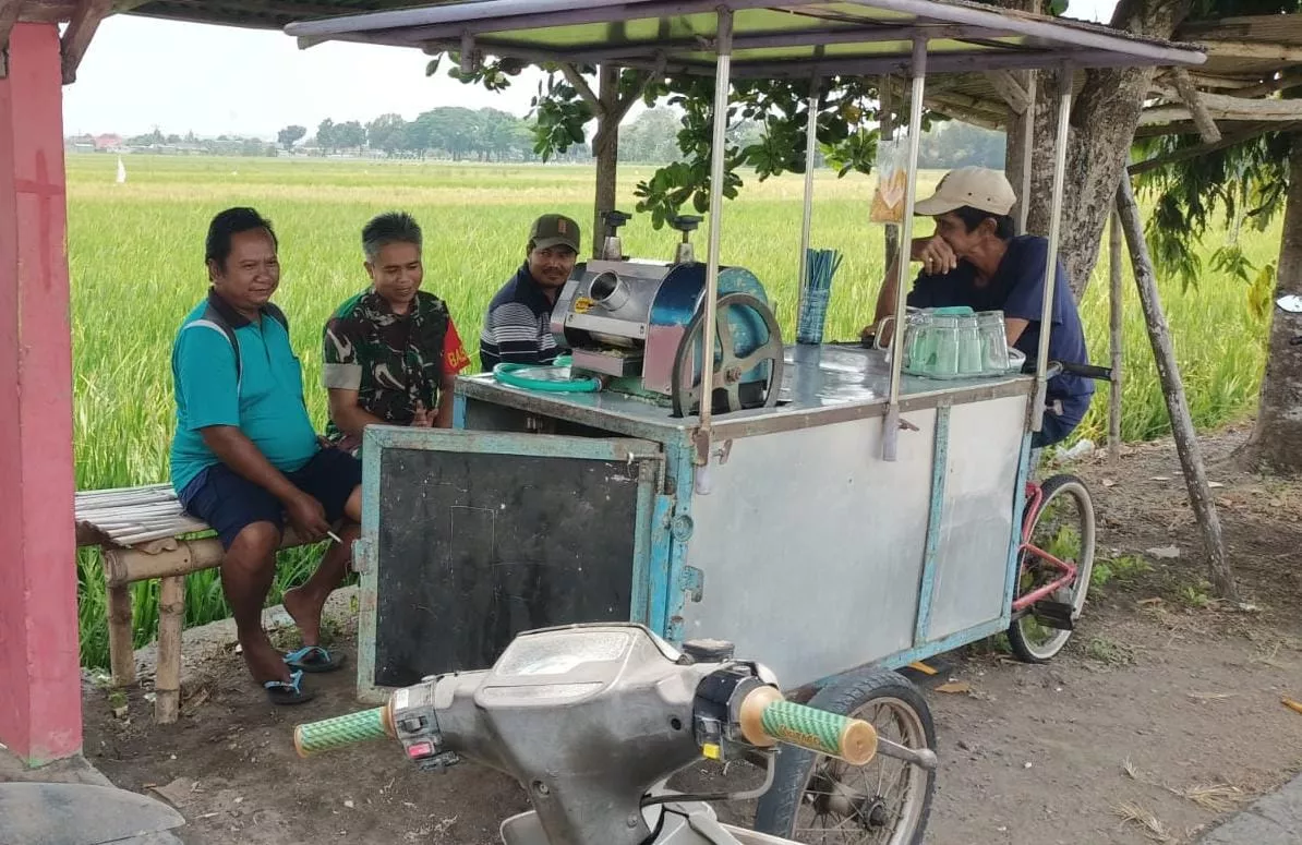 Babinsa Megaluh Koptu Puput Intensifkan Komsos dengan Petani Dukuharum