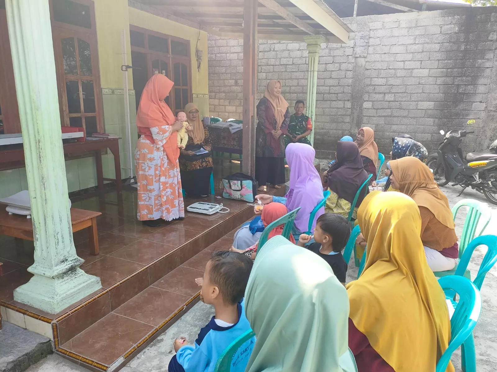 Babinsa Megaluh Dampingi Posyandu untuk Kesehatan Balita
