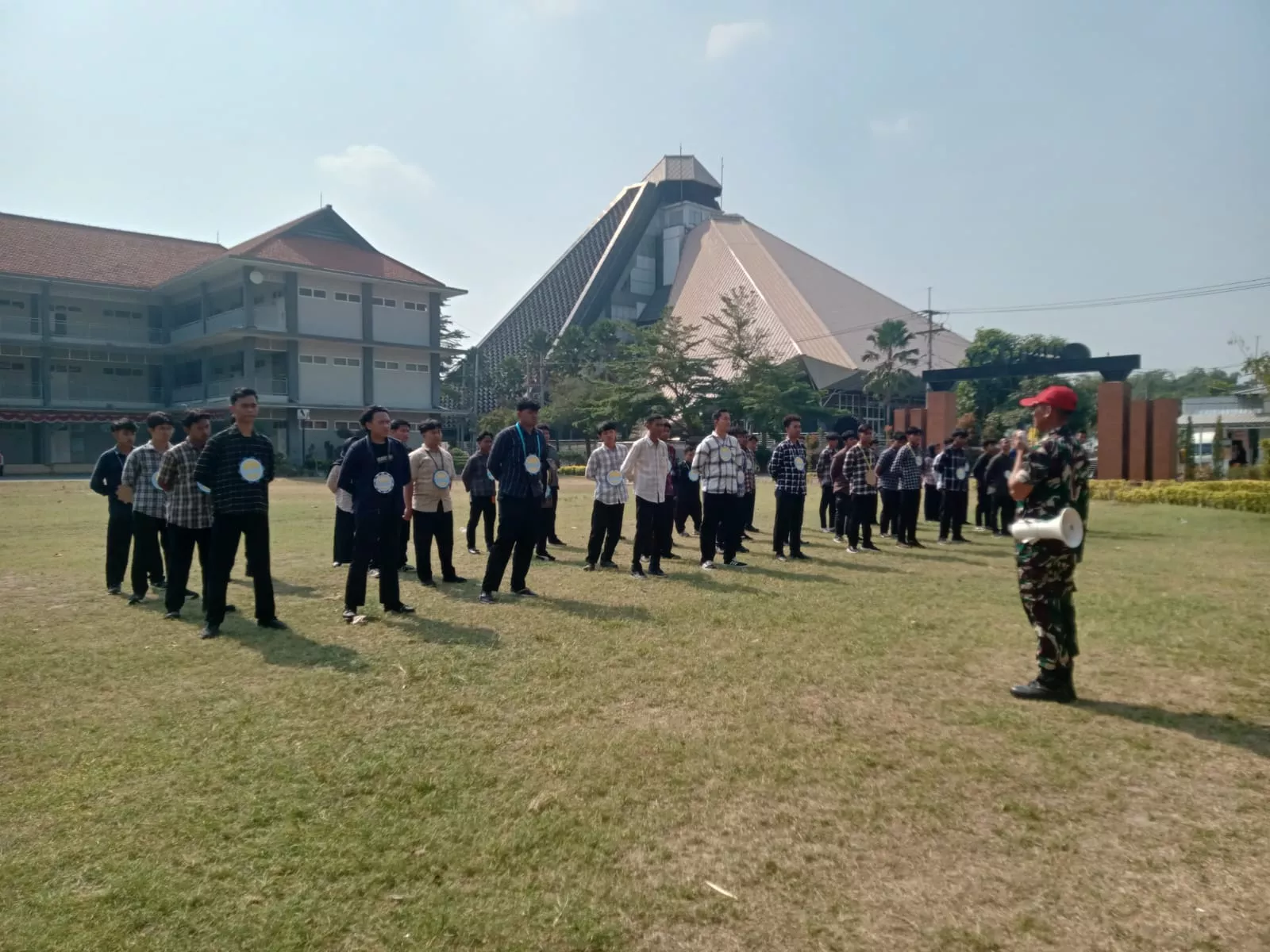 Babinsa Diwek Beri Pembekalan Kedisiplinan Pelajar Baru Universitas Hasyim