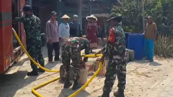 Kemarau Keringkan Jombang, Koramil Plandaan Kirim Air ke Pojok Klitih