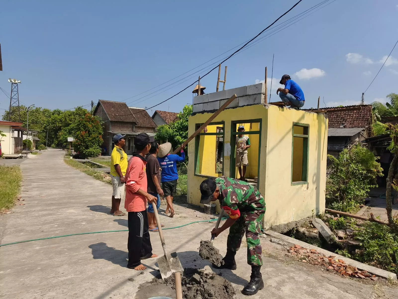 Babinsa Kudu Bantu Renovasi Poskamling Desa Bendungan