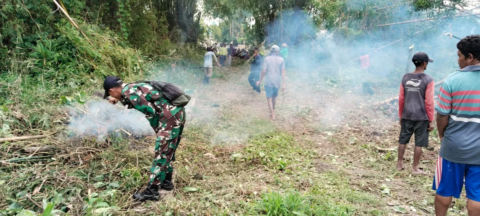 Babinsa Koramil Ploso Gelar Karya Bakti di Desa Pandan Blole