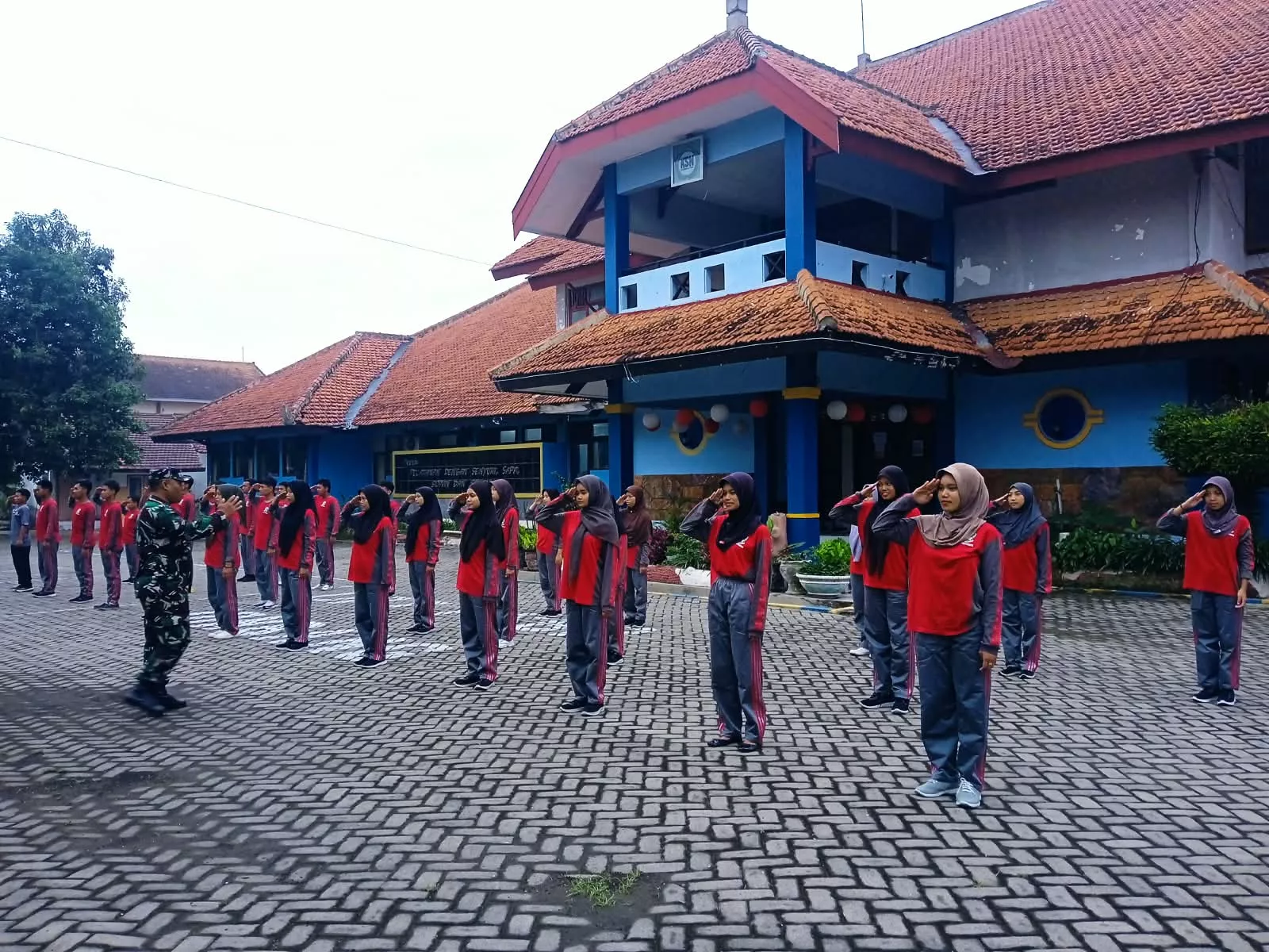 Babinsa Koramil Kota Jombang Latih Kedisiplinan Siswa PSBR