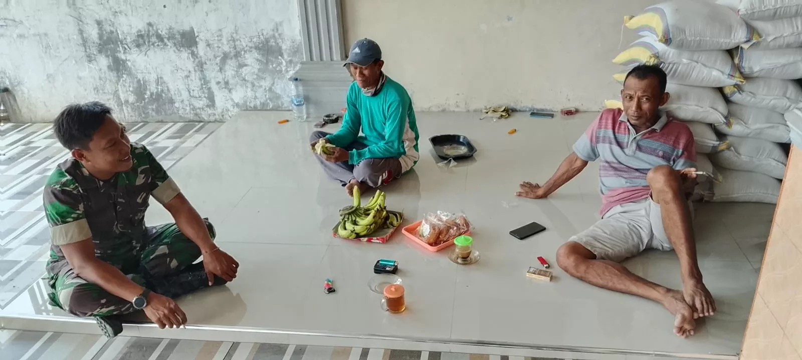Babinsa Kudu Komsos dengan Petani, Bahas Kendala Lahan