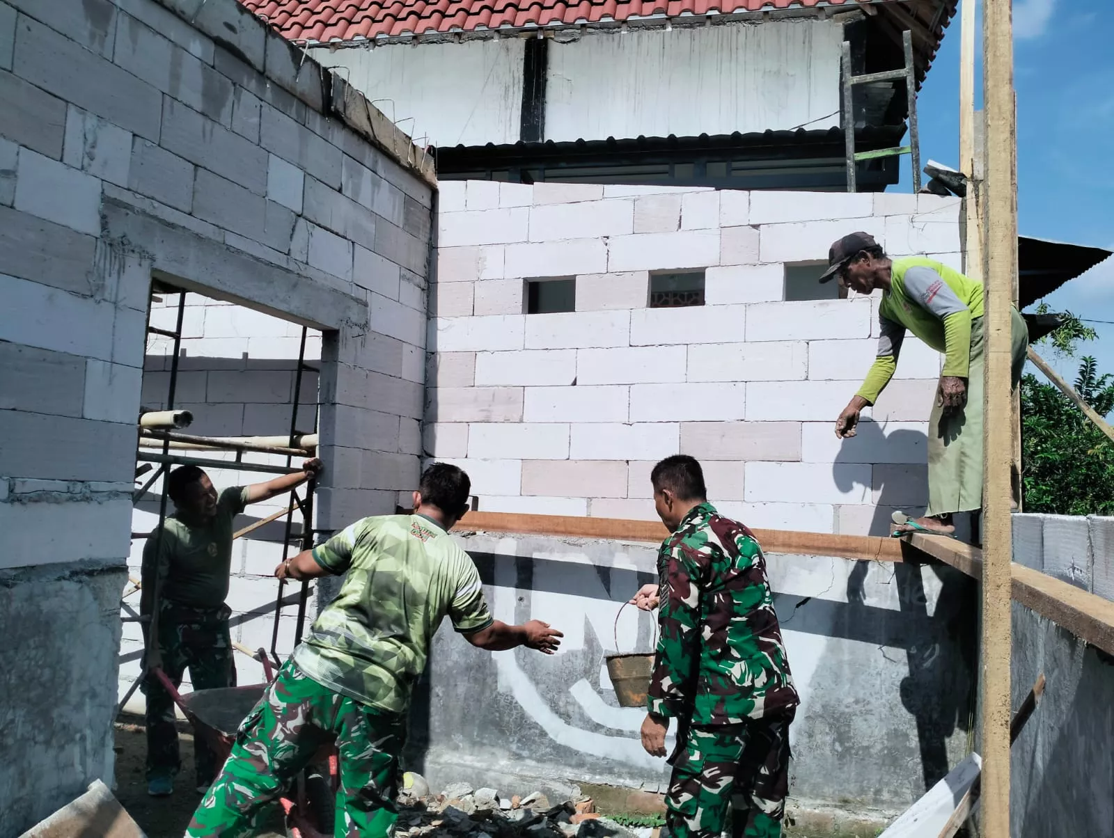 Koramil Megaluh Percepat Pembangunan RTLH di Desa Balongsari