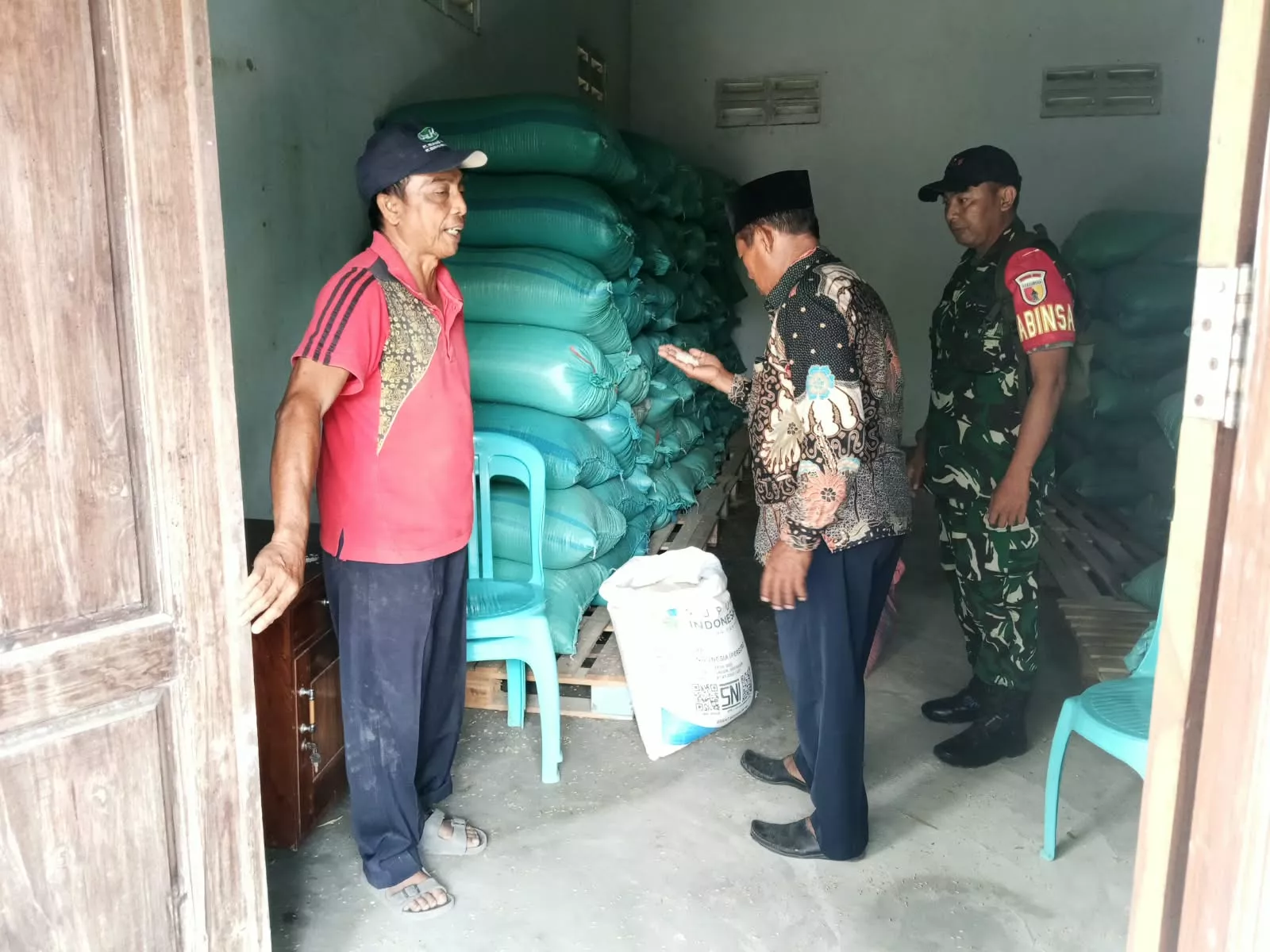 Babinsa Koramil Sumobito Intensifkan Komsos dengan Warga Palrejo