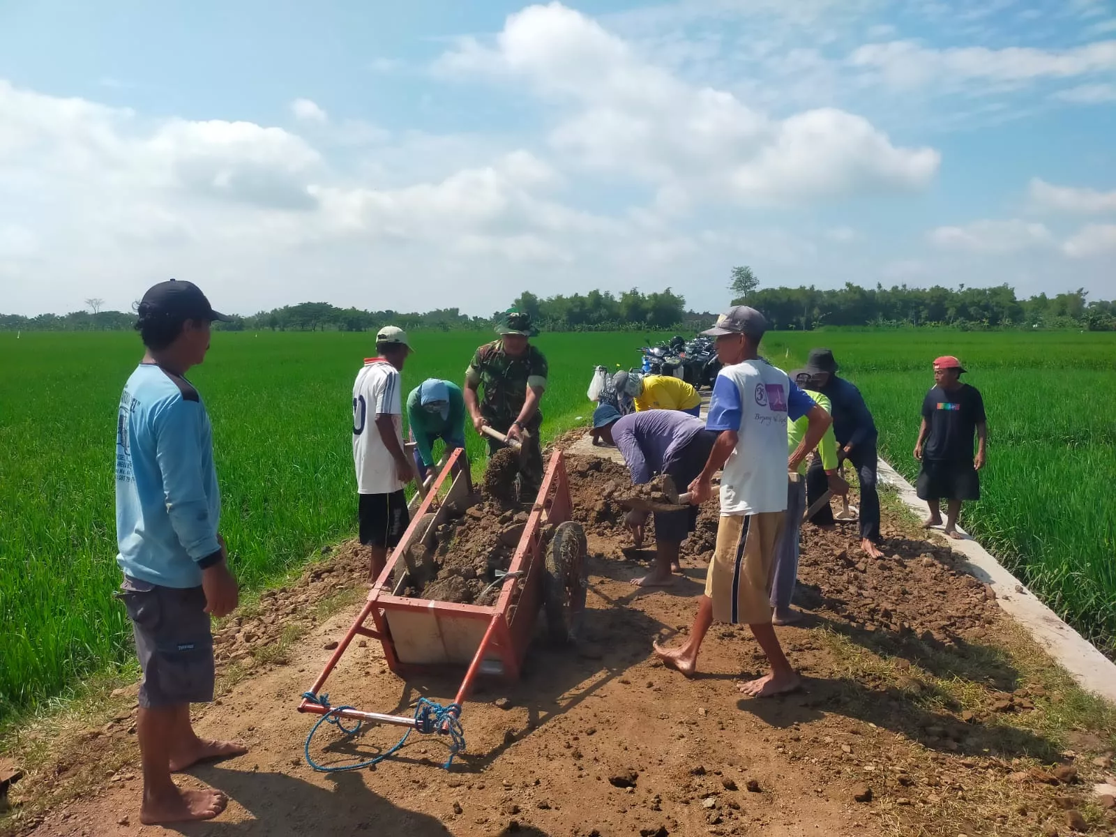 Serka Sutikno Bersama Masyarakat Kerja Bakti Pengurukan Jalan Sawah di Desa Bakalanrayung