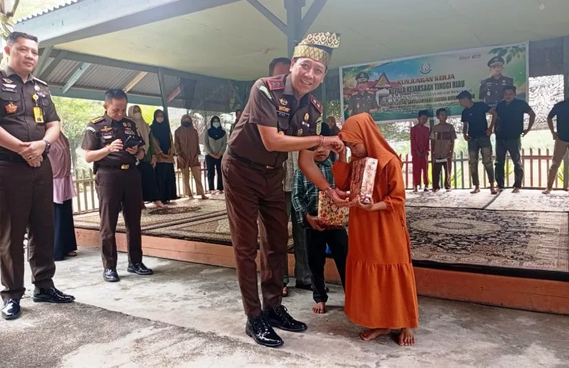 Kunjungan ke Bengkalis, Kajati Riau Santuni Panti Asuhan Dayang Dermah