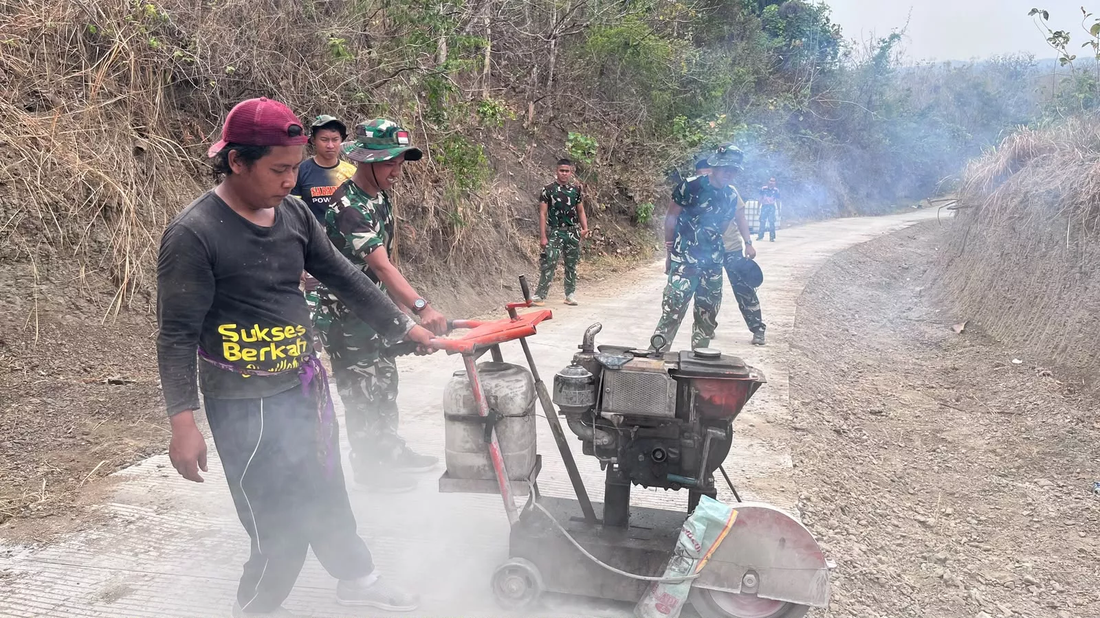 Satgas TMMD ke-130 Ratakan Tanah Pascapengecoran Jalan di Desa Klitih