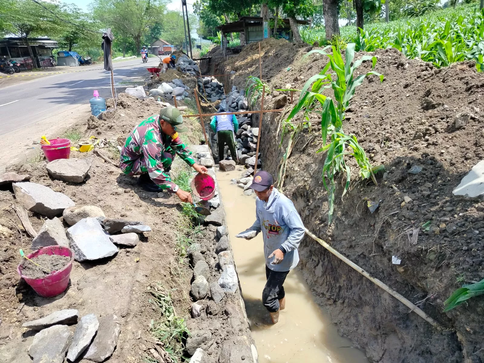 Babinsa dan Warga Sumberaji Kerja Bakti Bangun Saluran Air