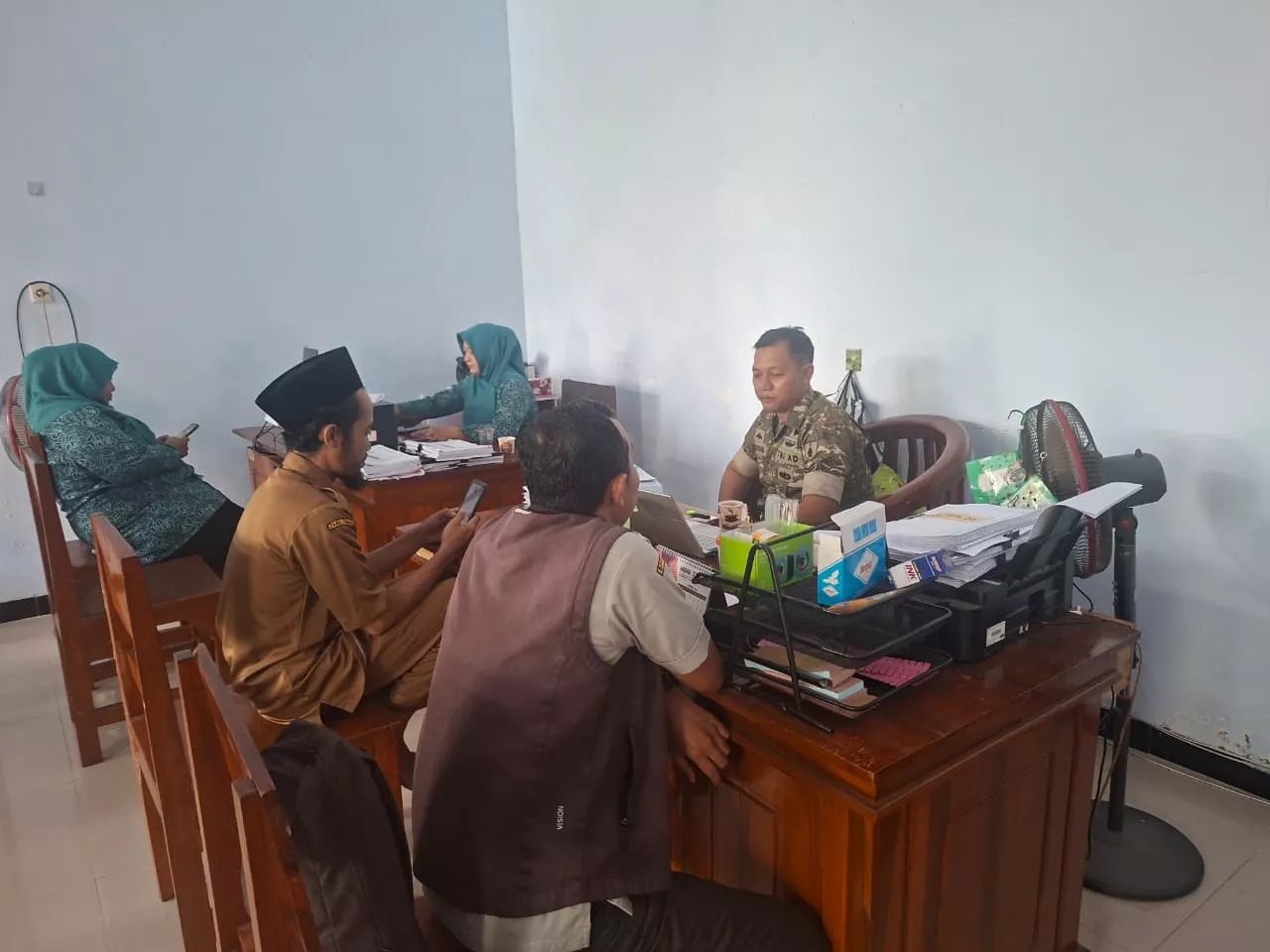 Babinsa Gudo Gelar Komsos dengan Perangkat Desa