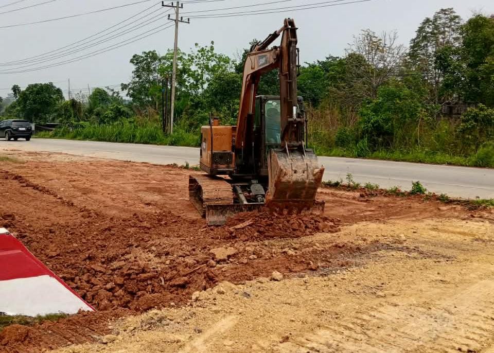 Penimbunan bahu jalan di depan SMPN 5 Rengat Barat