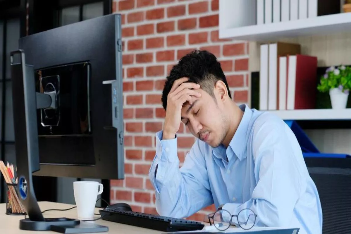 Sakit Kepala di Depan Laptop: Penyebab dan Solusinya