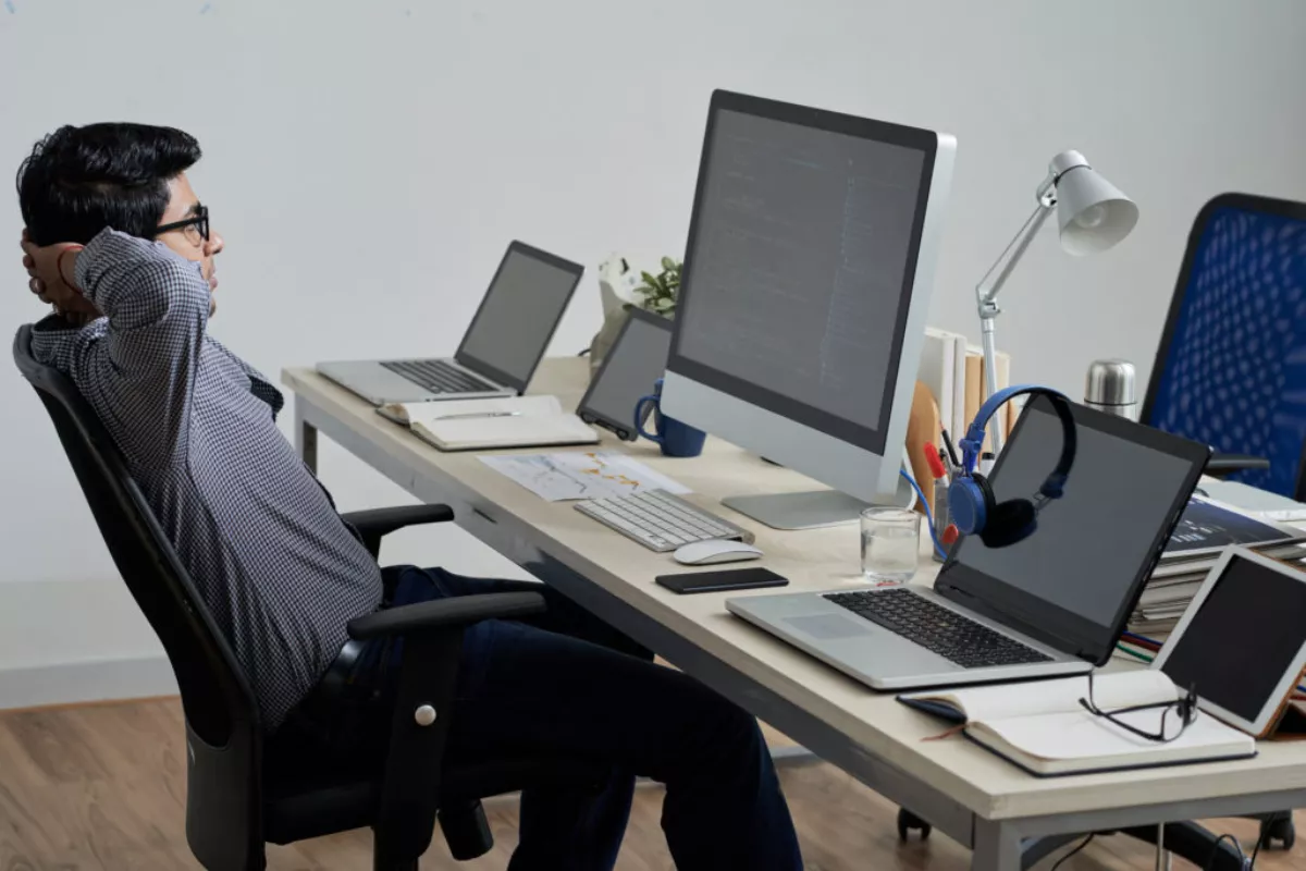 Panduan Mengatur Ergonomi Meja Kerja untuk Mencegah Pusing