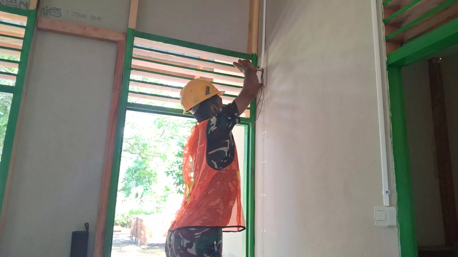 Rehab RTLH Sasaran Fisik TMMD Ke-129 Kodim 0102/Pidie Berlanjut, Instalasi Listrik Mulai Dipasang