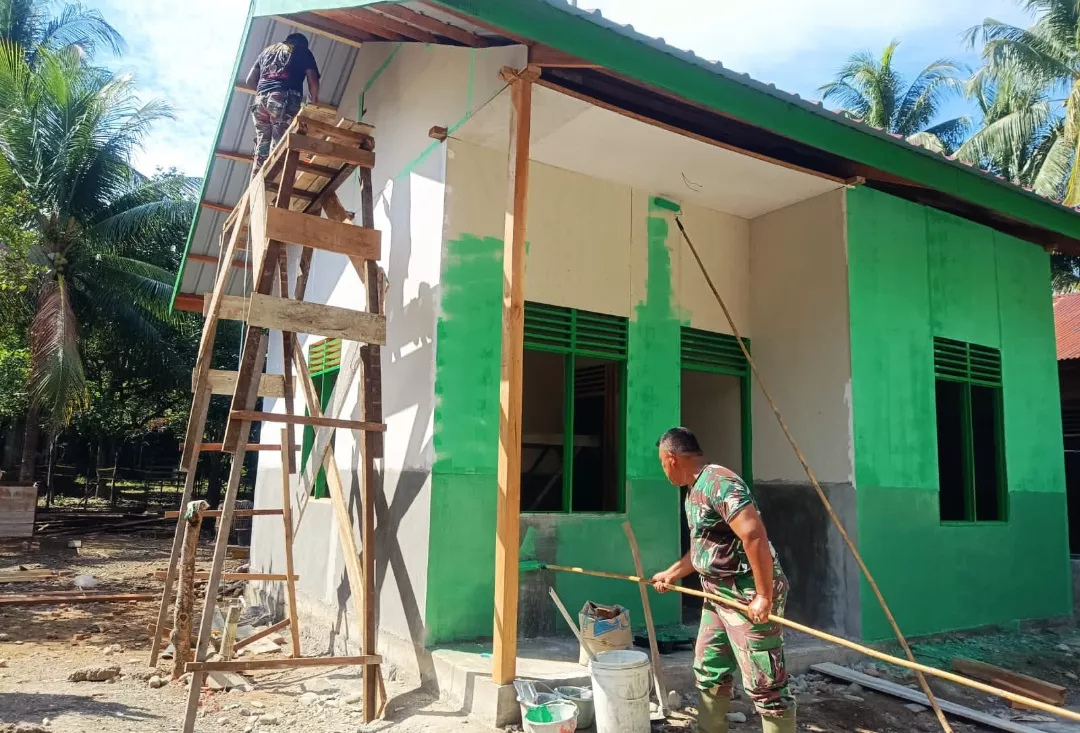 Sentuhan Akhir Rehab RTLH TMMD Ke-129 Kodim 0102/Pidie, Rumah Ibu Mulya Masuki Tahap Pengecatan